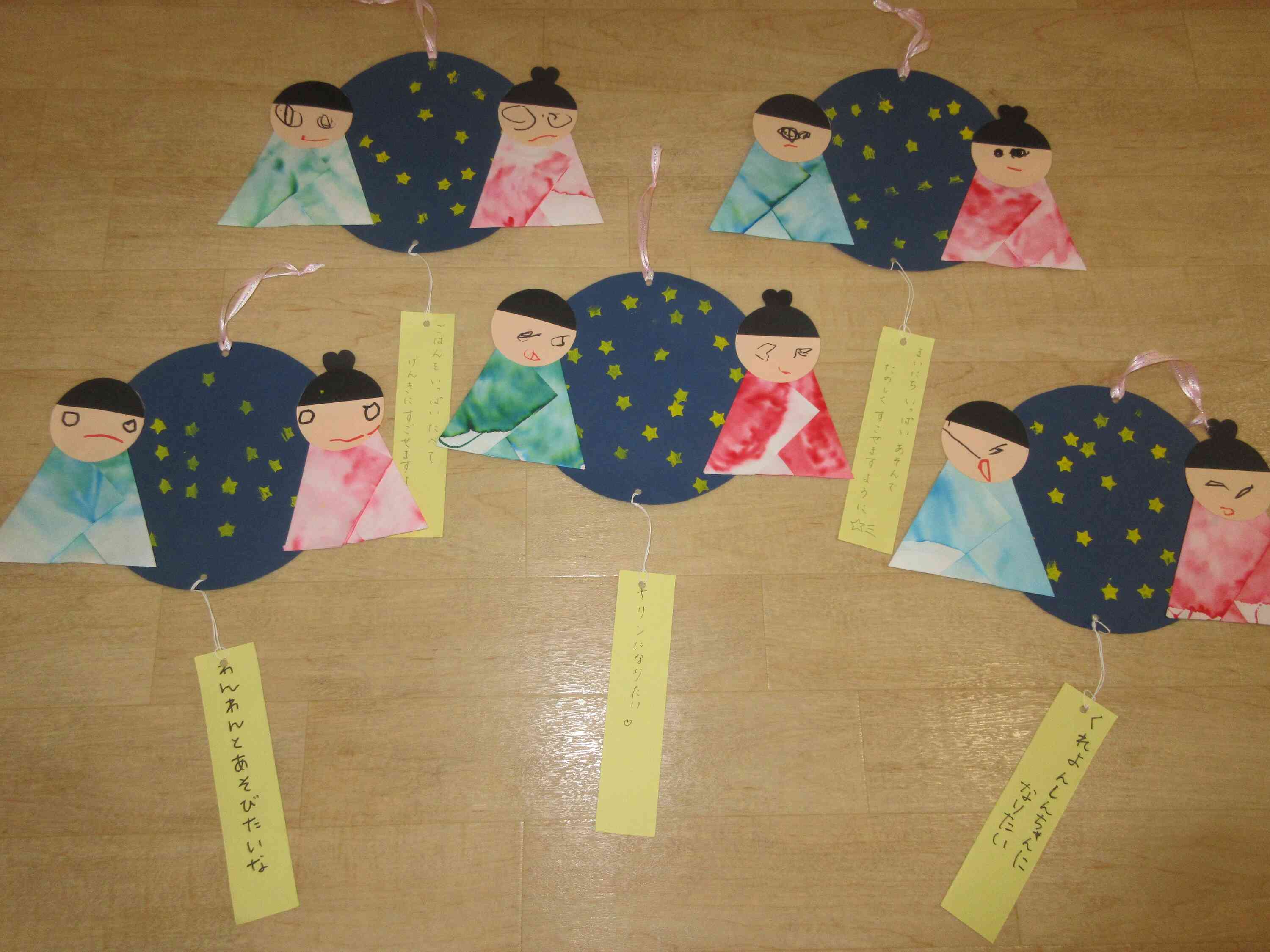 うさぎぐみ（2歳児）さんの七夕飾りです。子どもたちができることがたくさん増え、素敵な飾りができましたね。