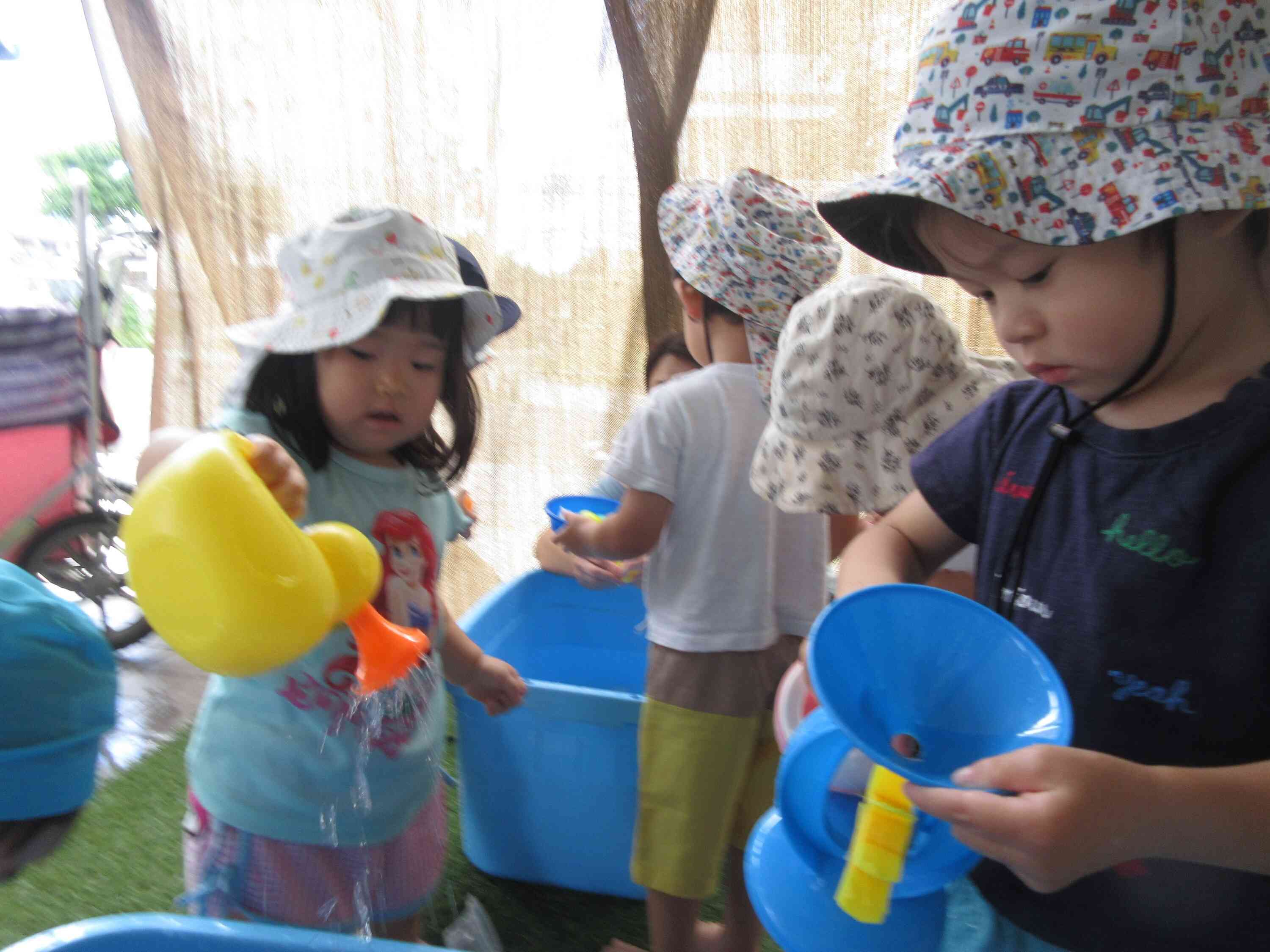 水の感触を楽しんでいた子どもたちです。