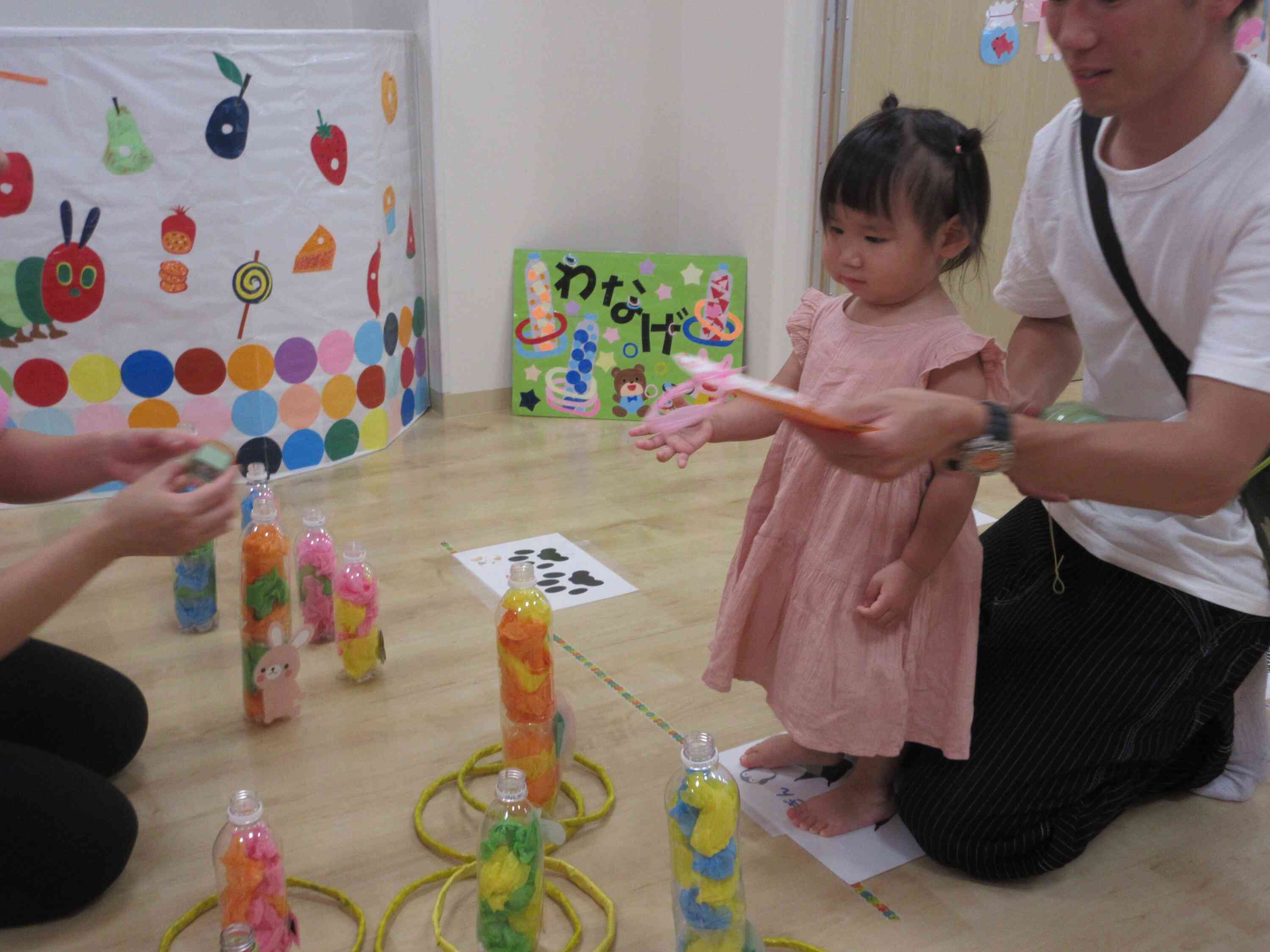 「いくよー、みていてね」輪投げに挑戦です。