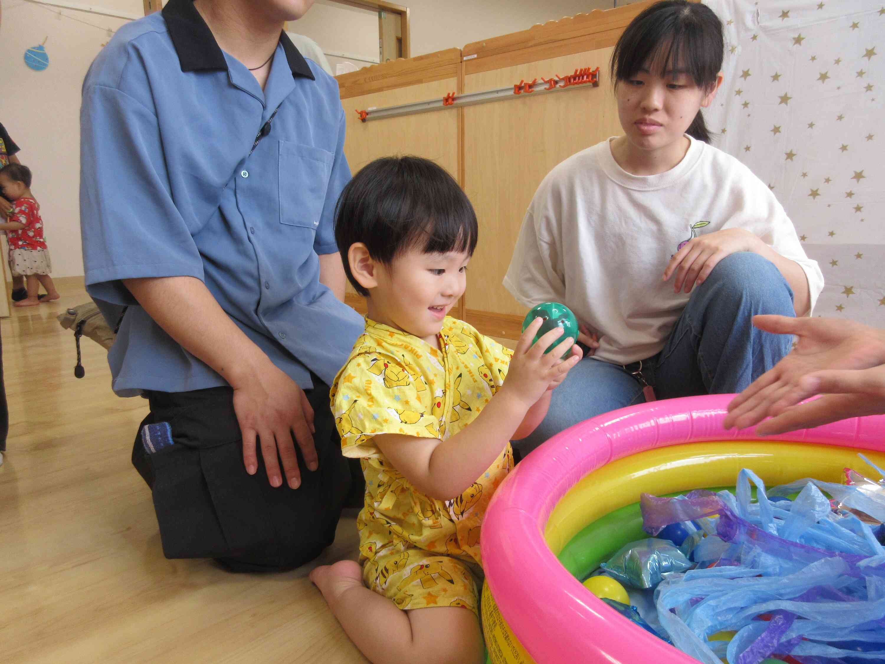 「わあーい、宝物をみつけたよ」