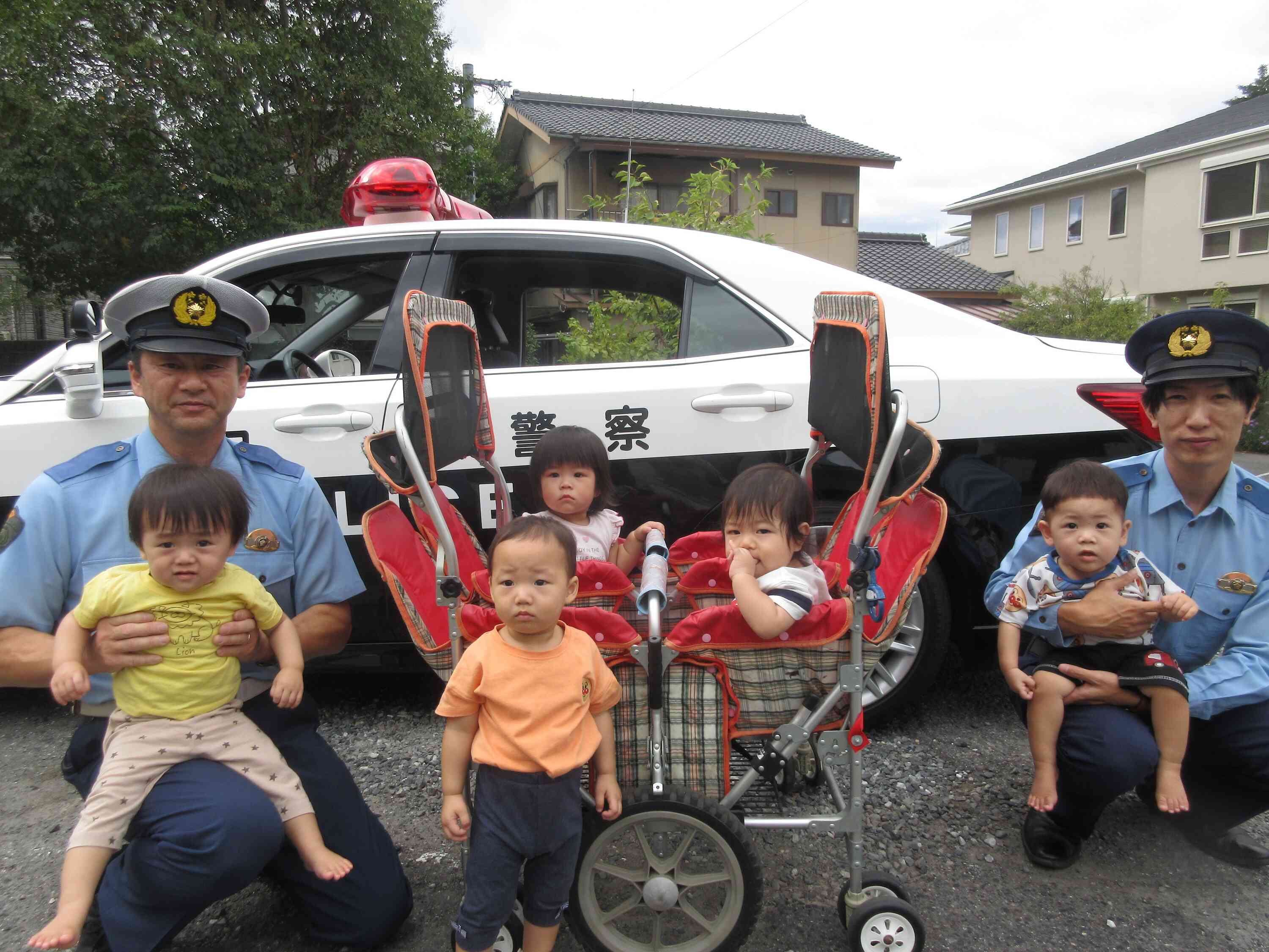 ひよこぐみ（０歳児）さんもおまわりさんに抱っこされて「ハイ、ポーズ」