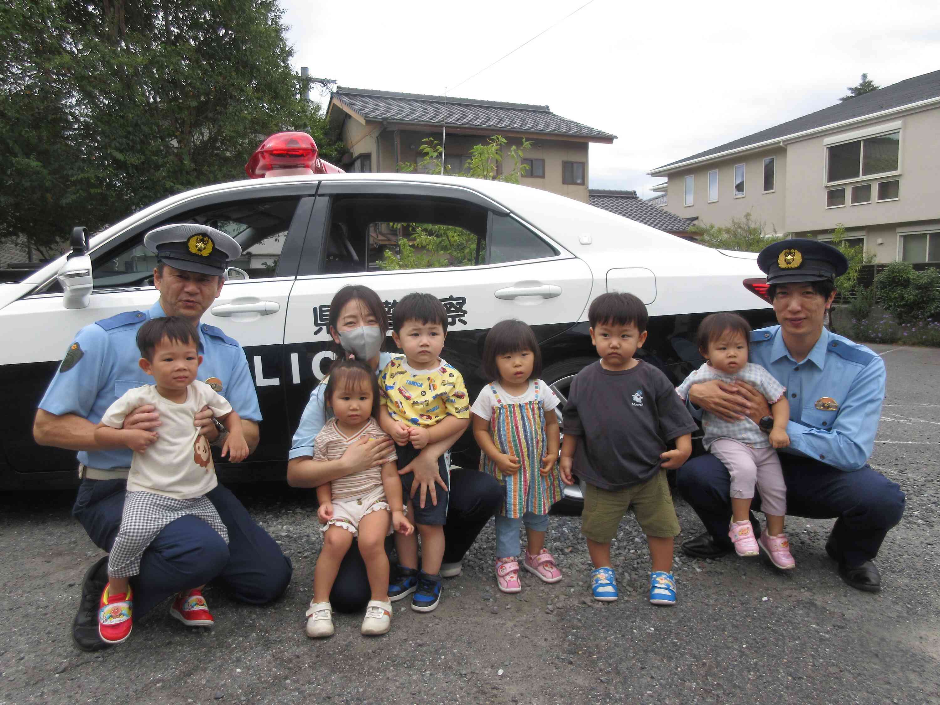 あひるぐみ（１歳児）さんも初めてもパトカーに大喜びでした。