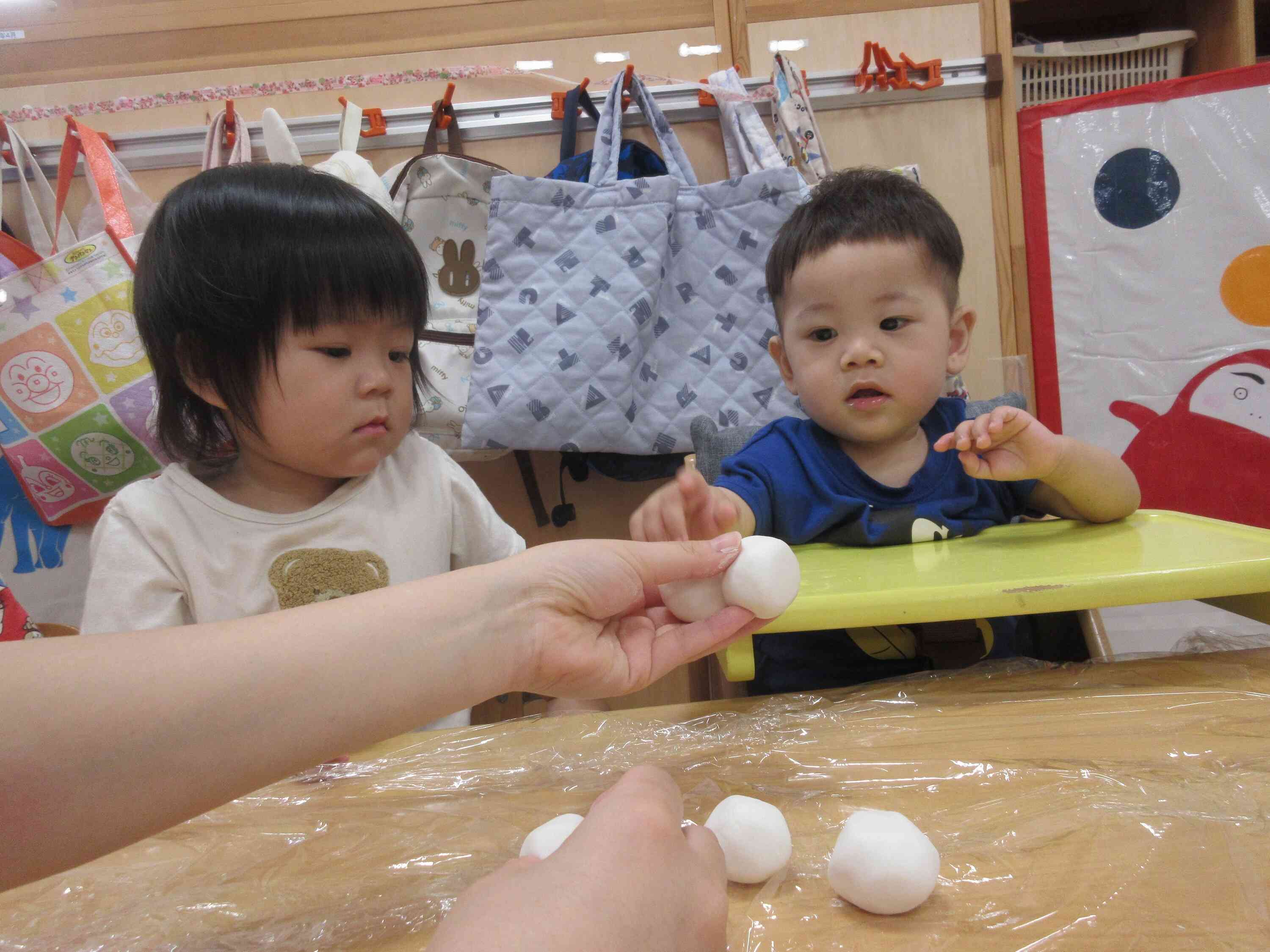 ひよこぐみ(0歳児)さんも初めてさわる生地に興味津々でした。