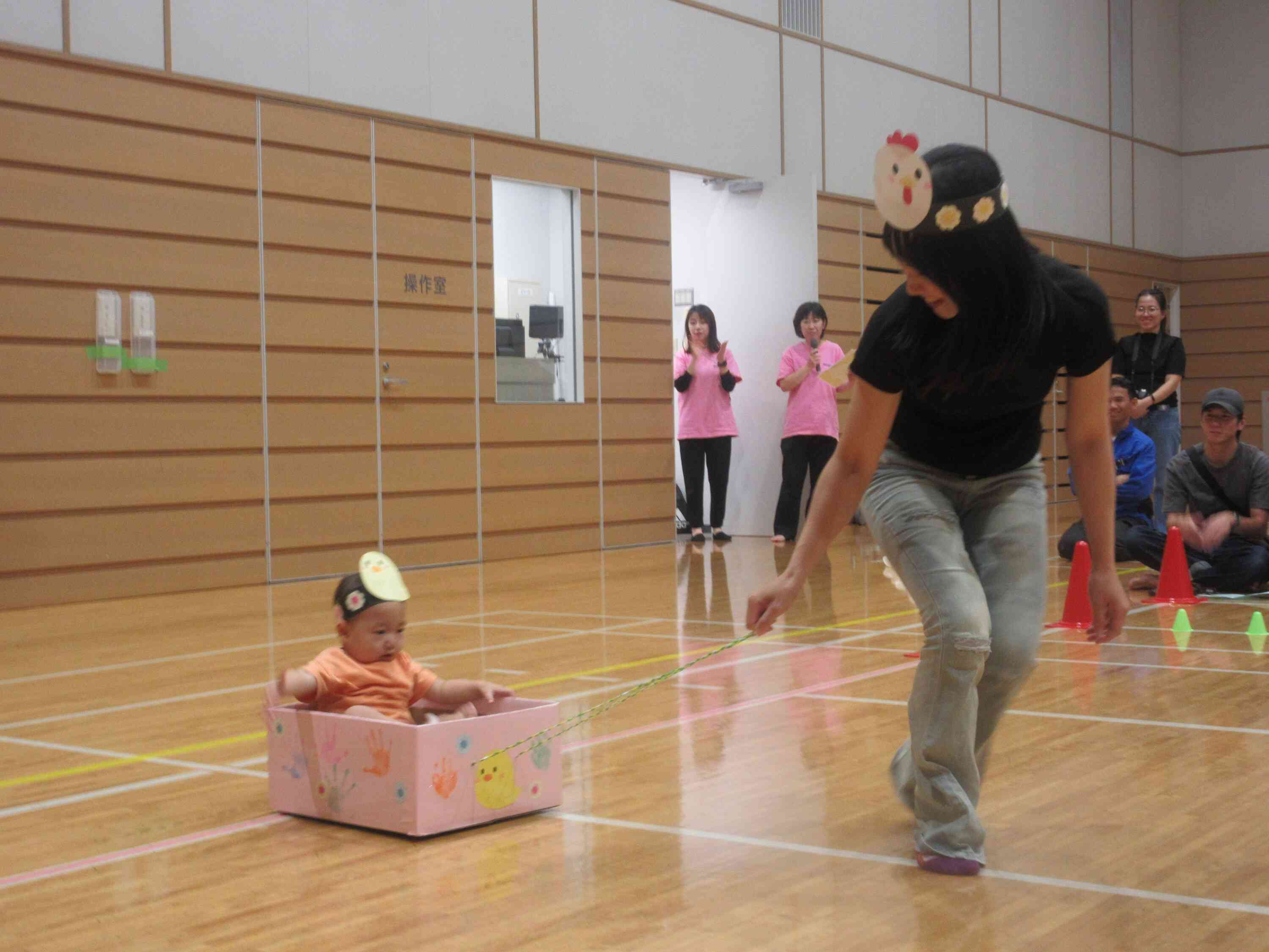 ひよこぐみ（０歳児）さんの親子競技です。
