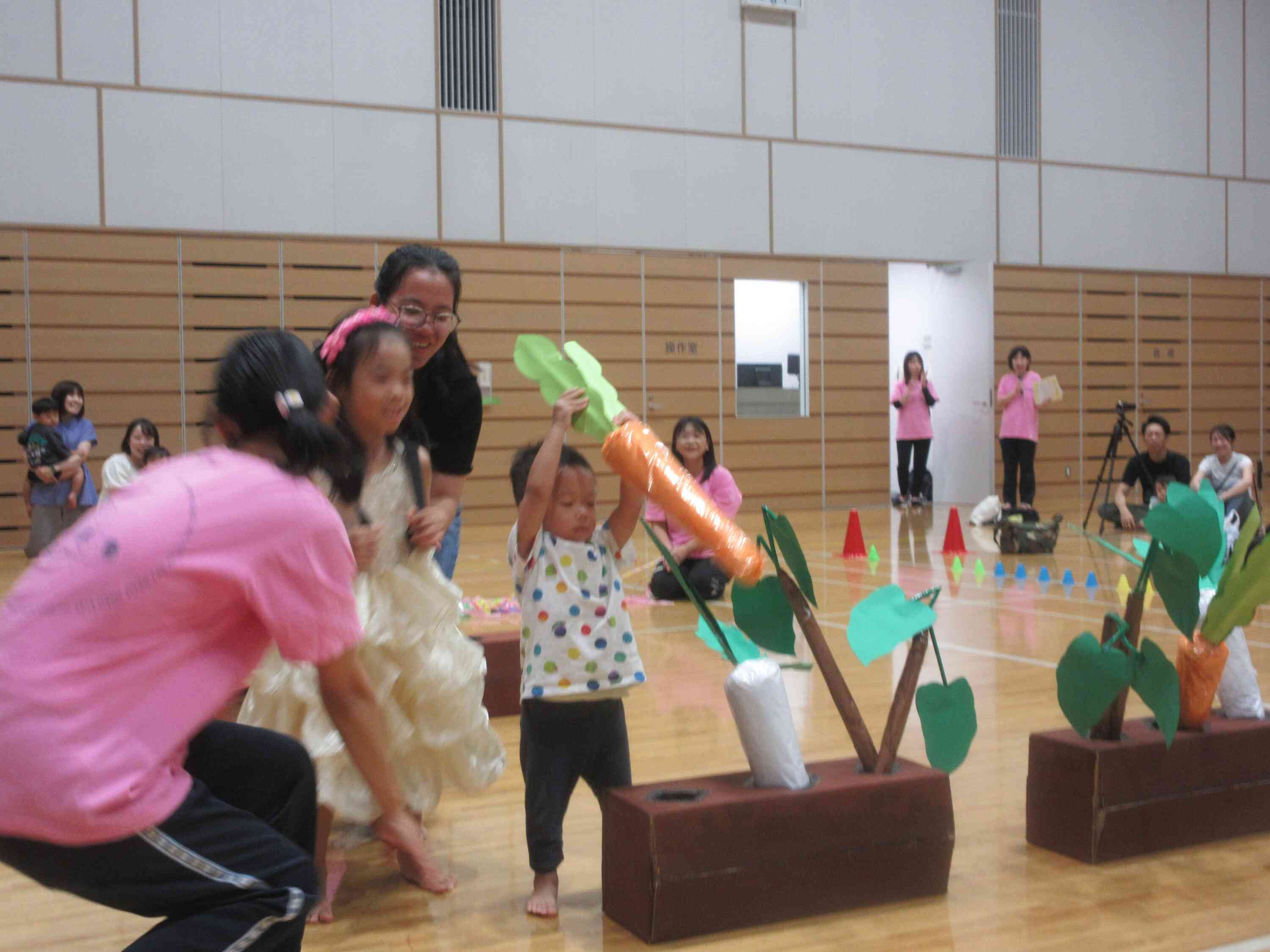 おうちの方と一緒に運動会を楽しみましたよ。