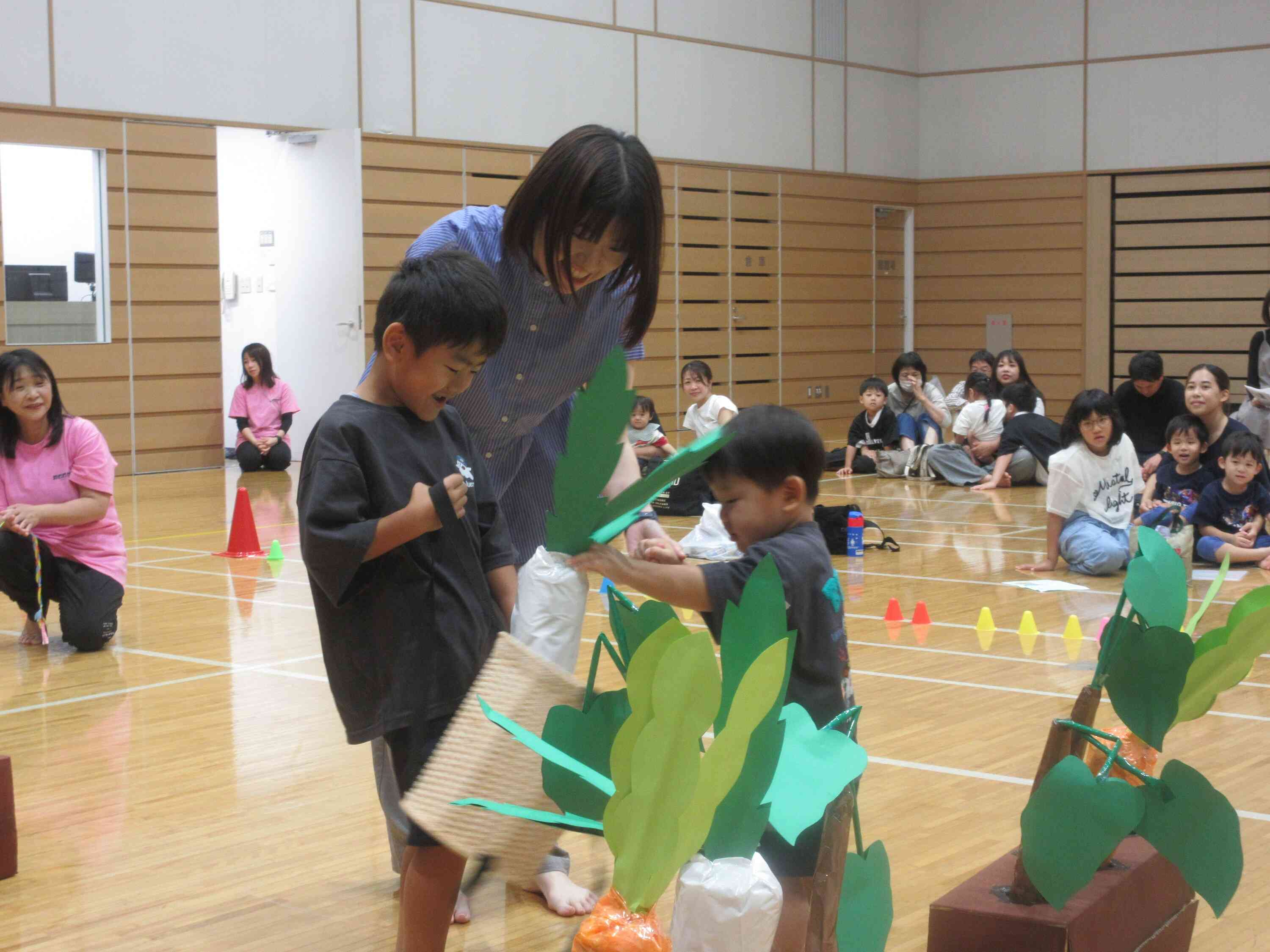 あひる組（1歳児）さんの親子競技です。