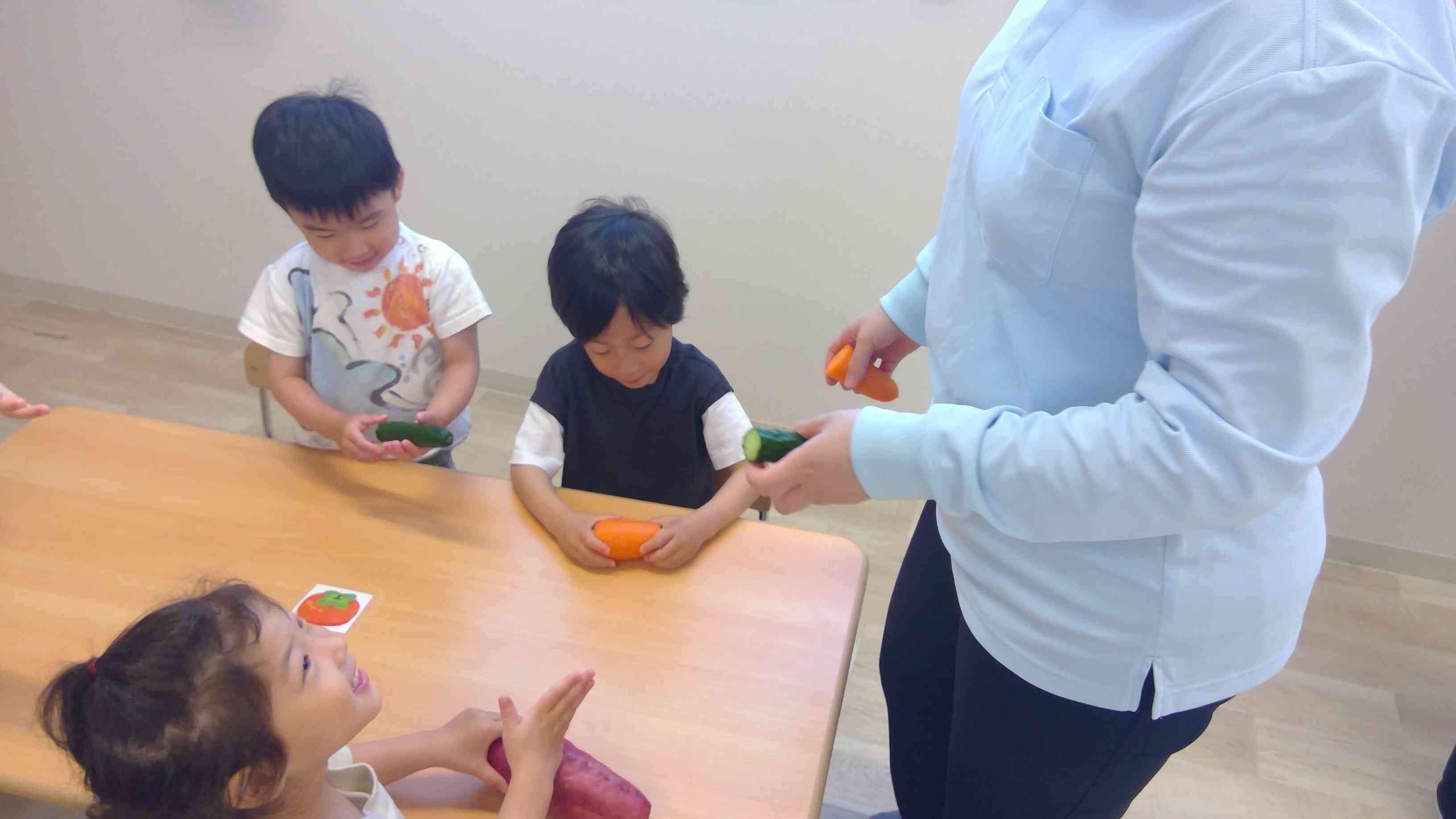野菜に触れてみよう!