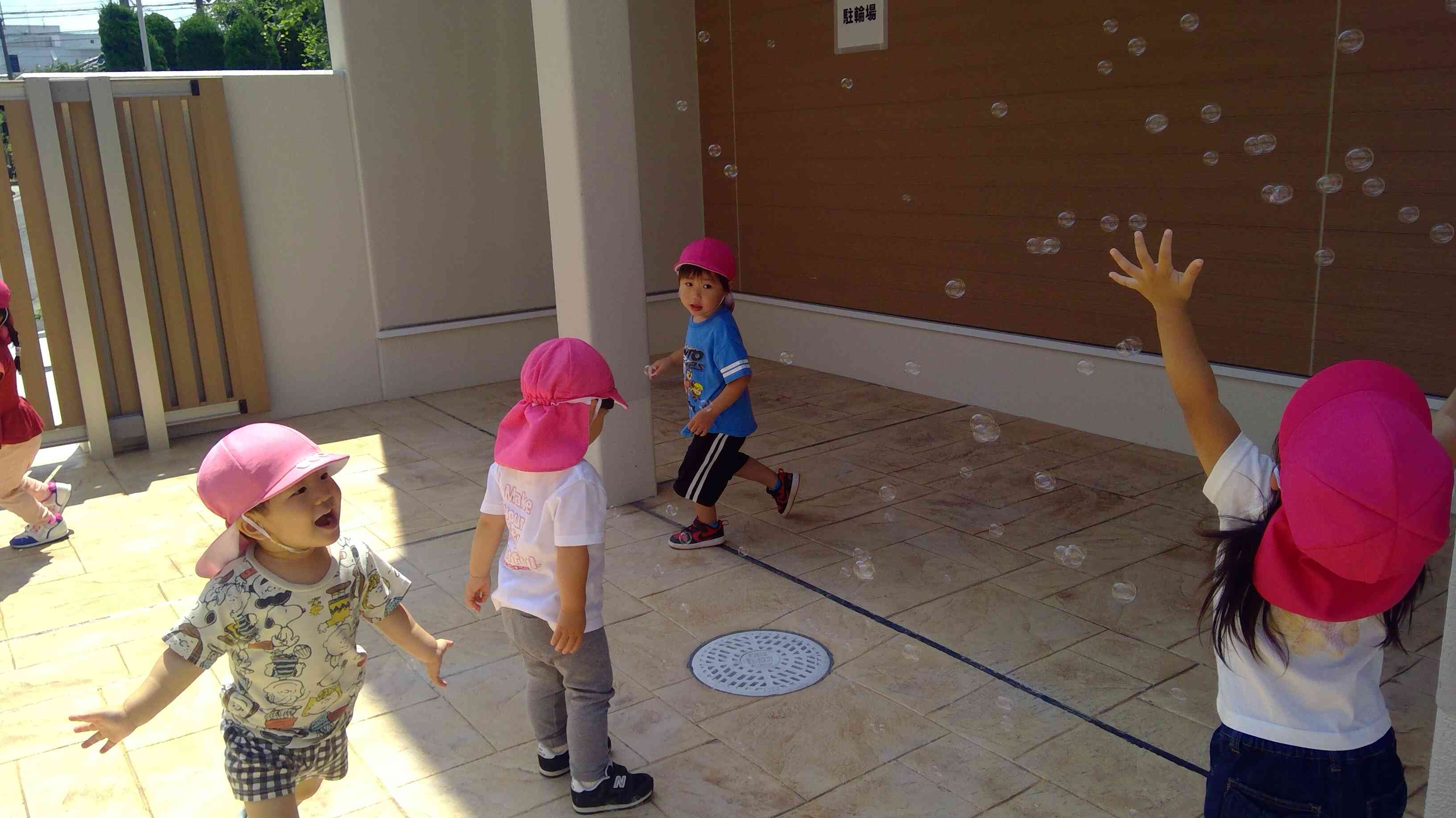 うさぎ組のしゃぼん玉遊び！（２歳児）