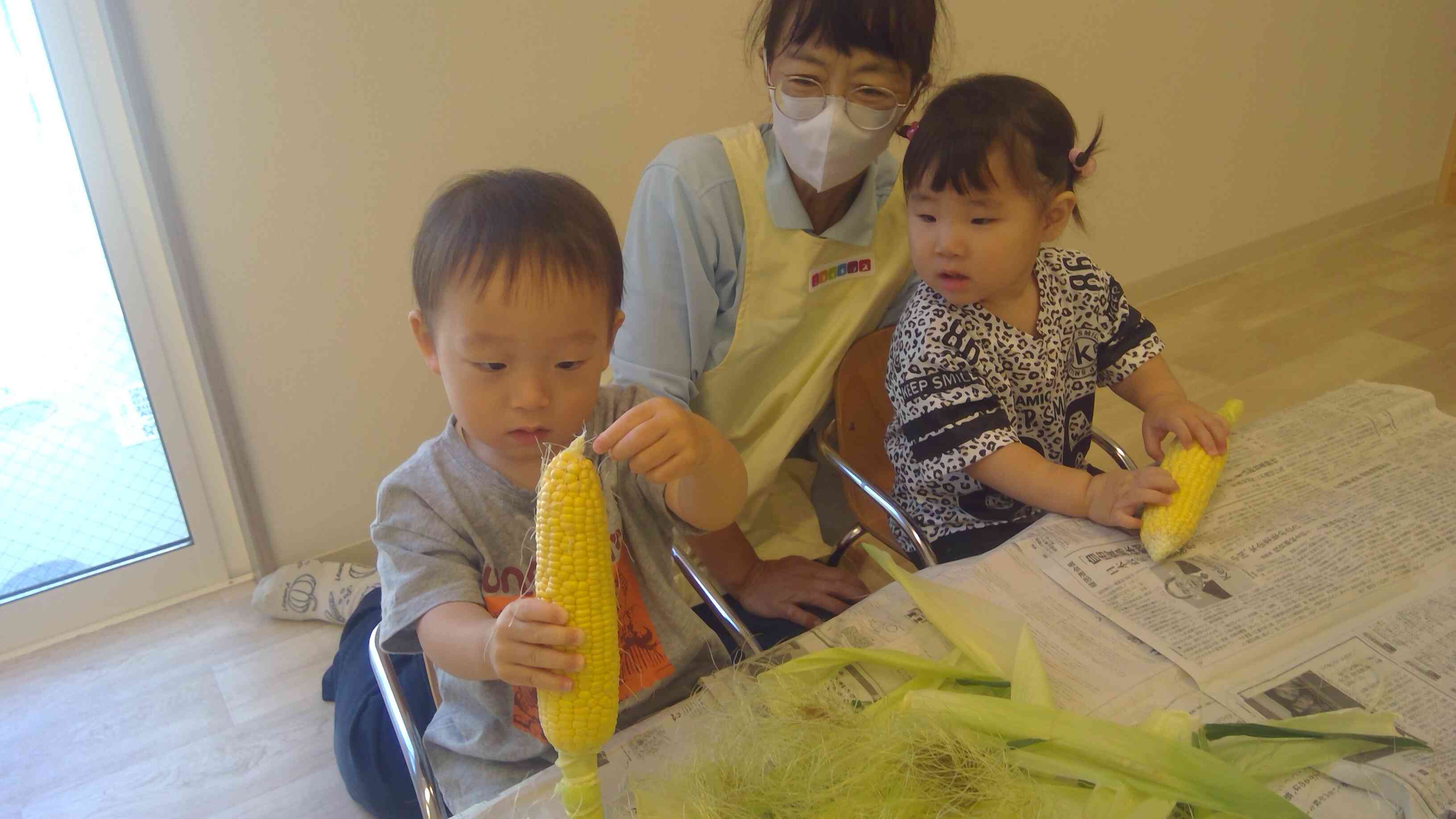 とうもろこしに興味深々！