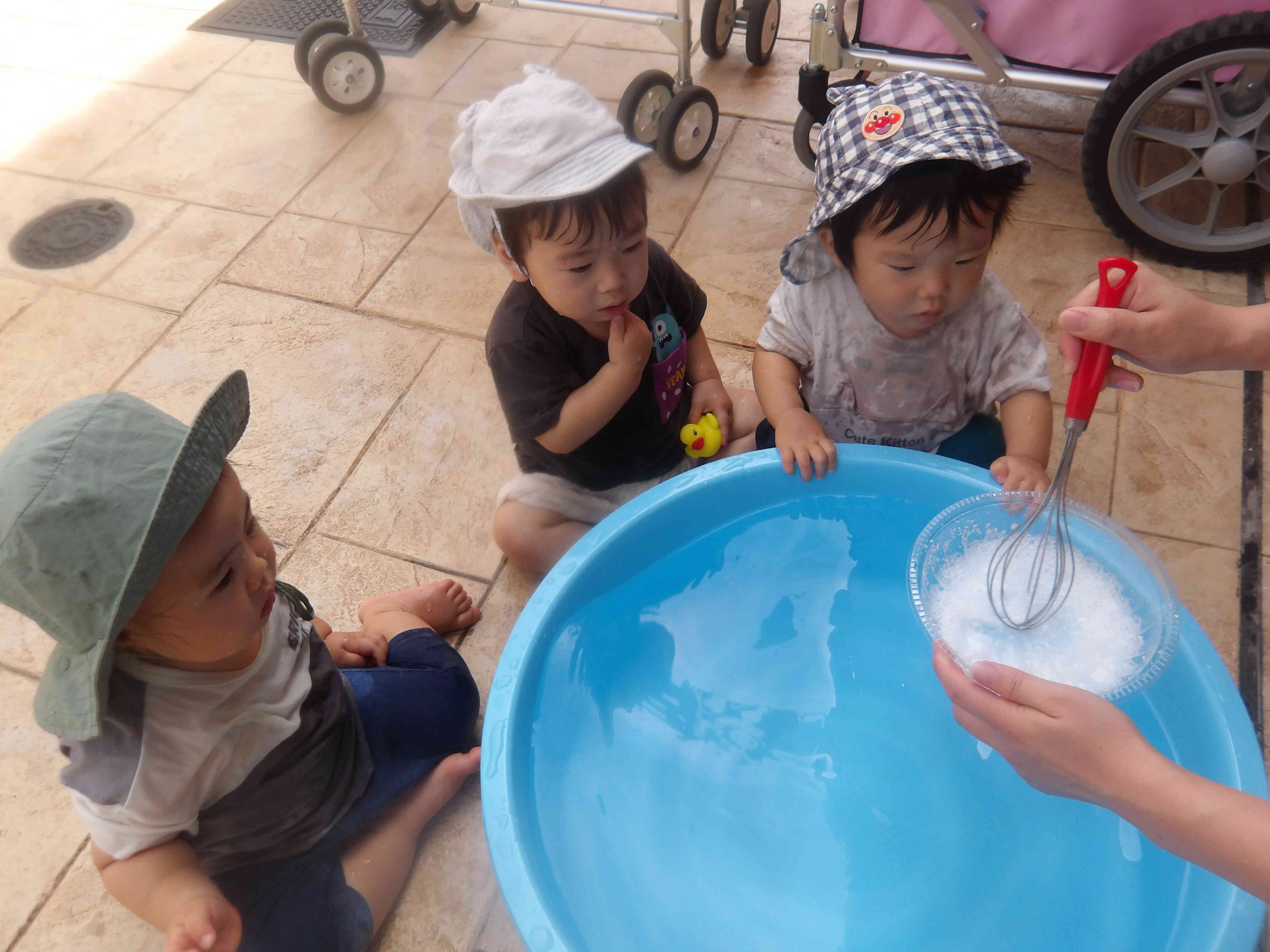 泡で遊んでみよう！（0歳児　ひよこ組）