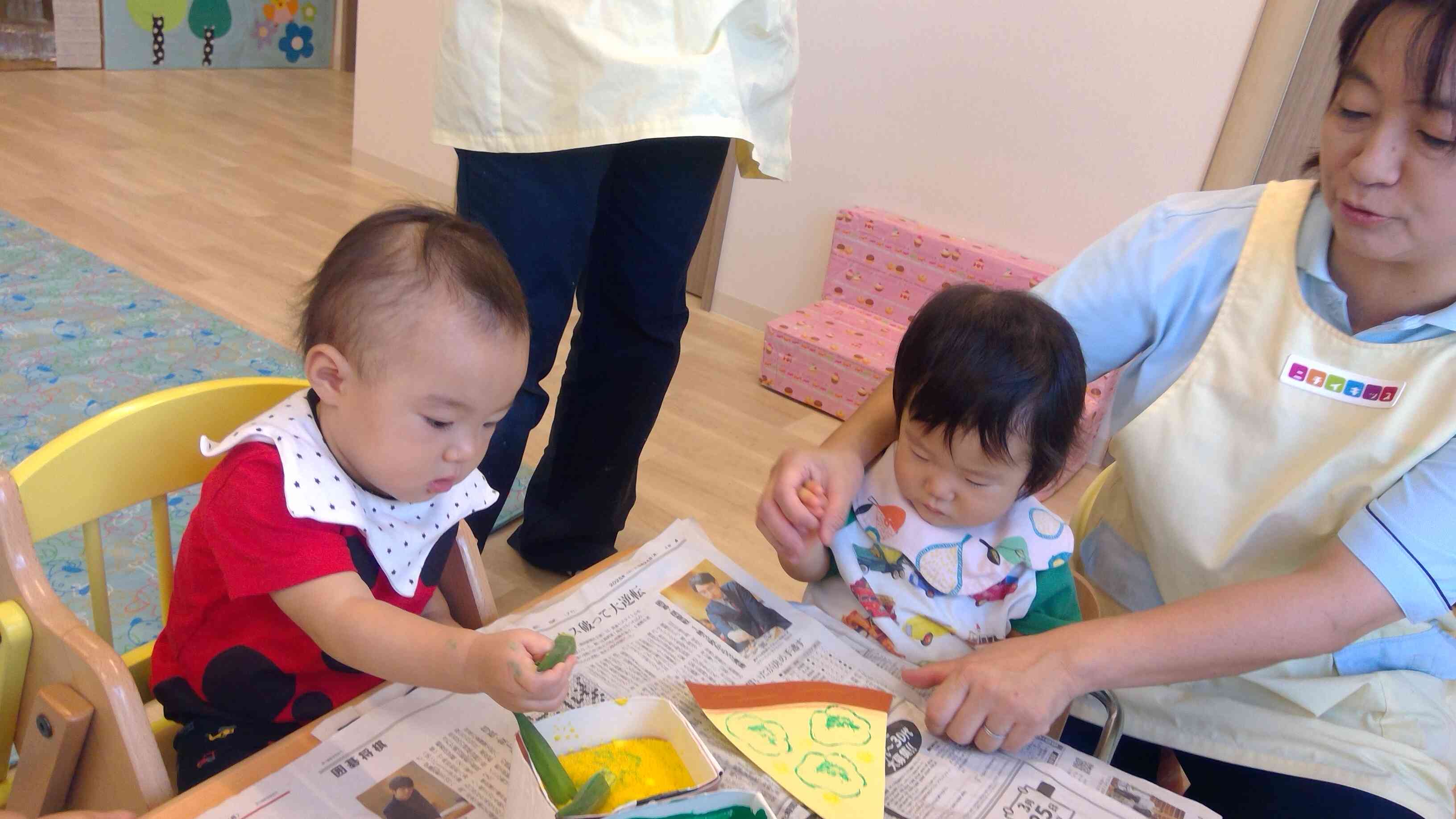 ひよこ組さん（０歳児）は先生と一緒に押したよ