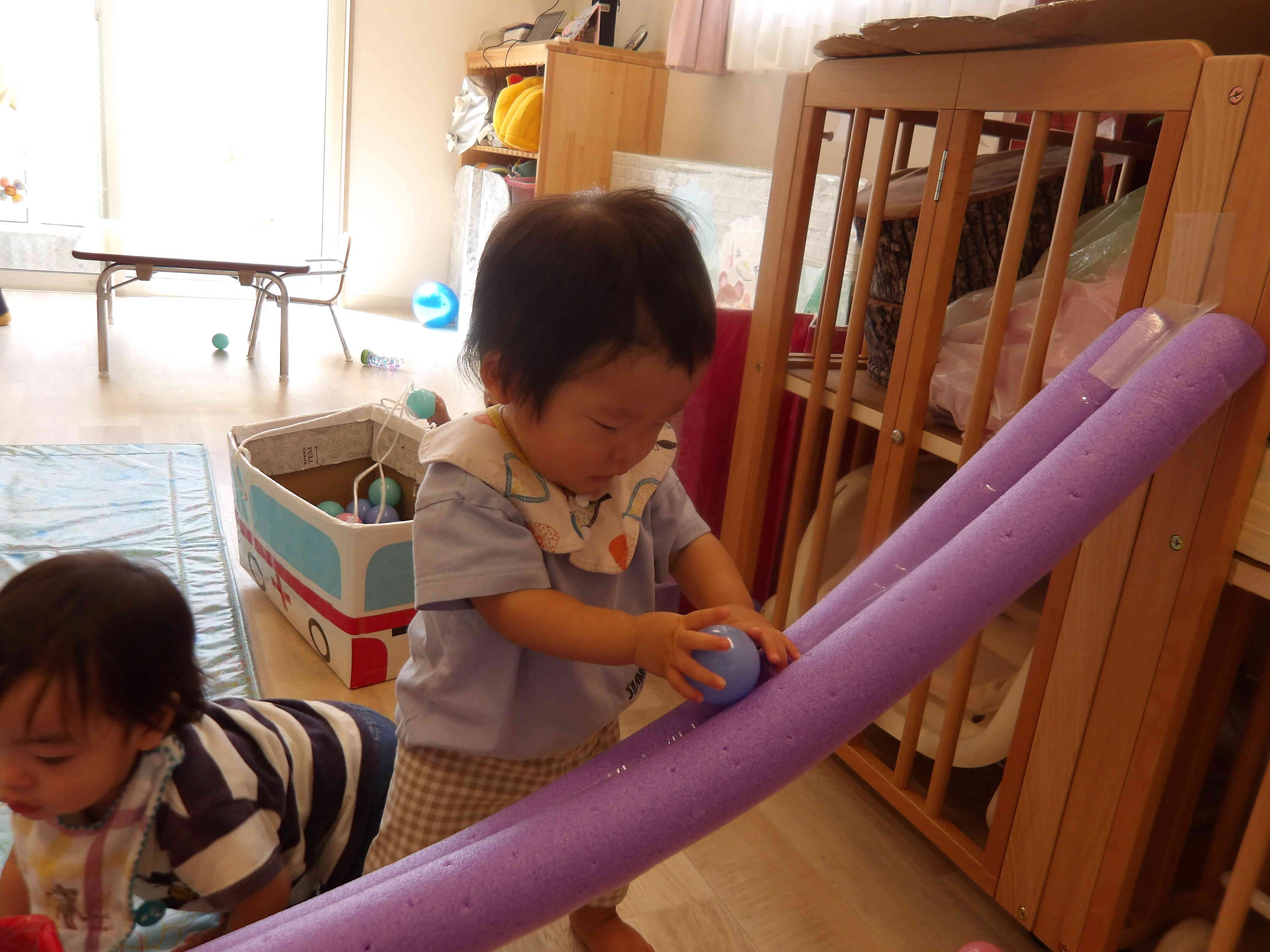 ボールを坂から落ちないように、真剣な顔でのせています。