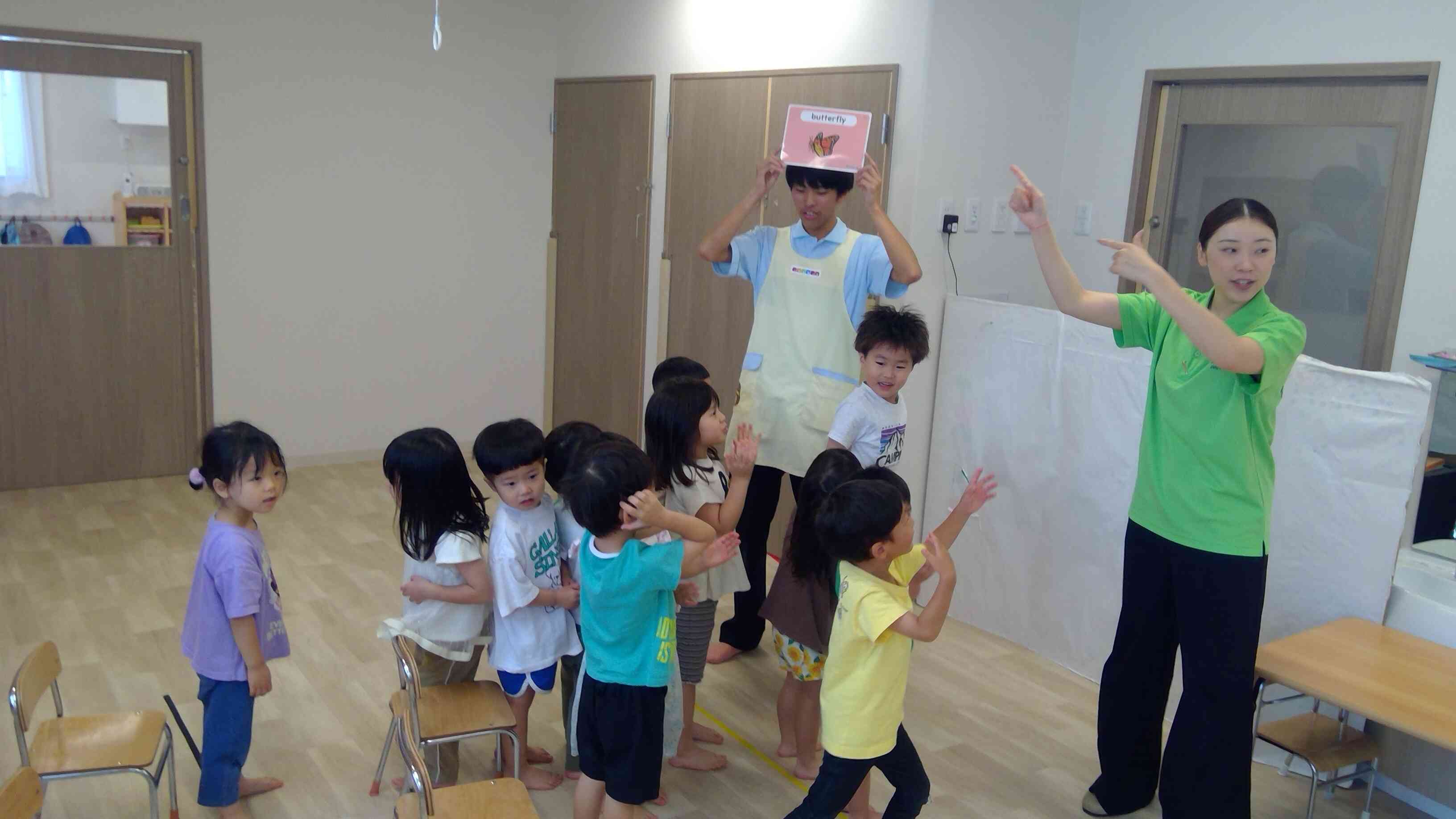 【英語教室】月に1回、英語の先生が来てくれます。英語って楽しいね。