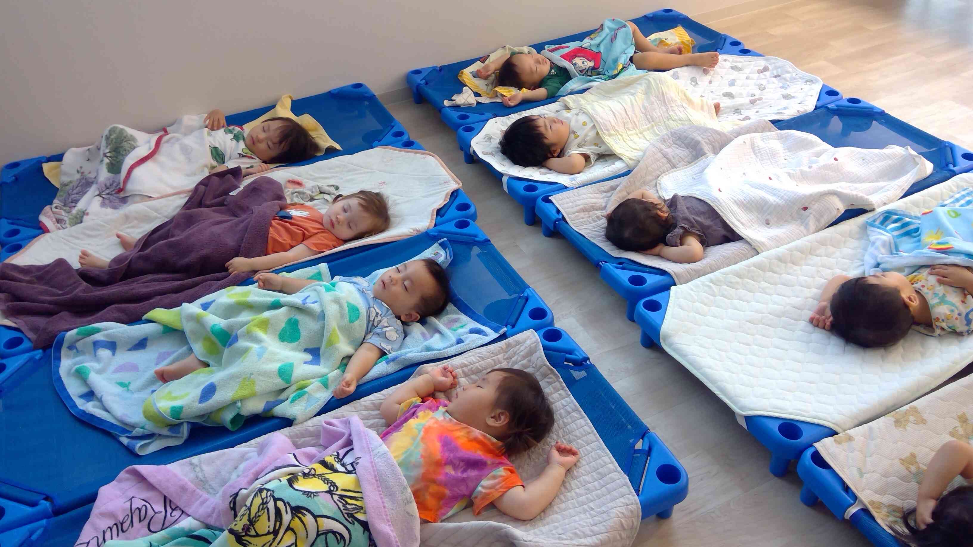 【午睡】園のマットレスやコットを使用します。お布団の持参不要です。