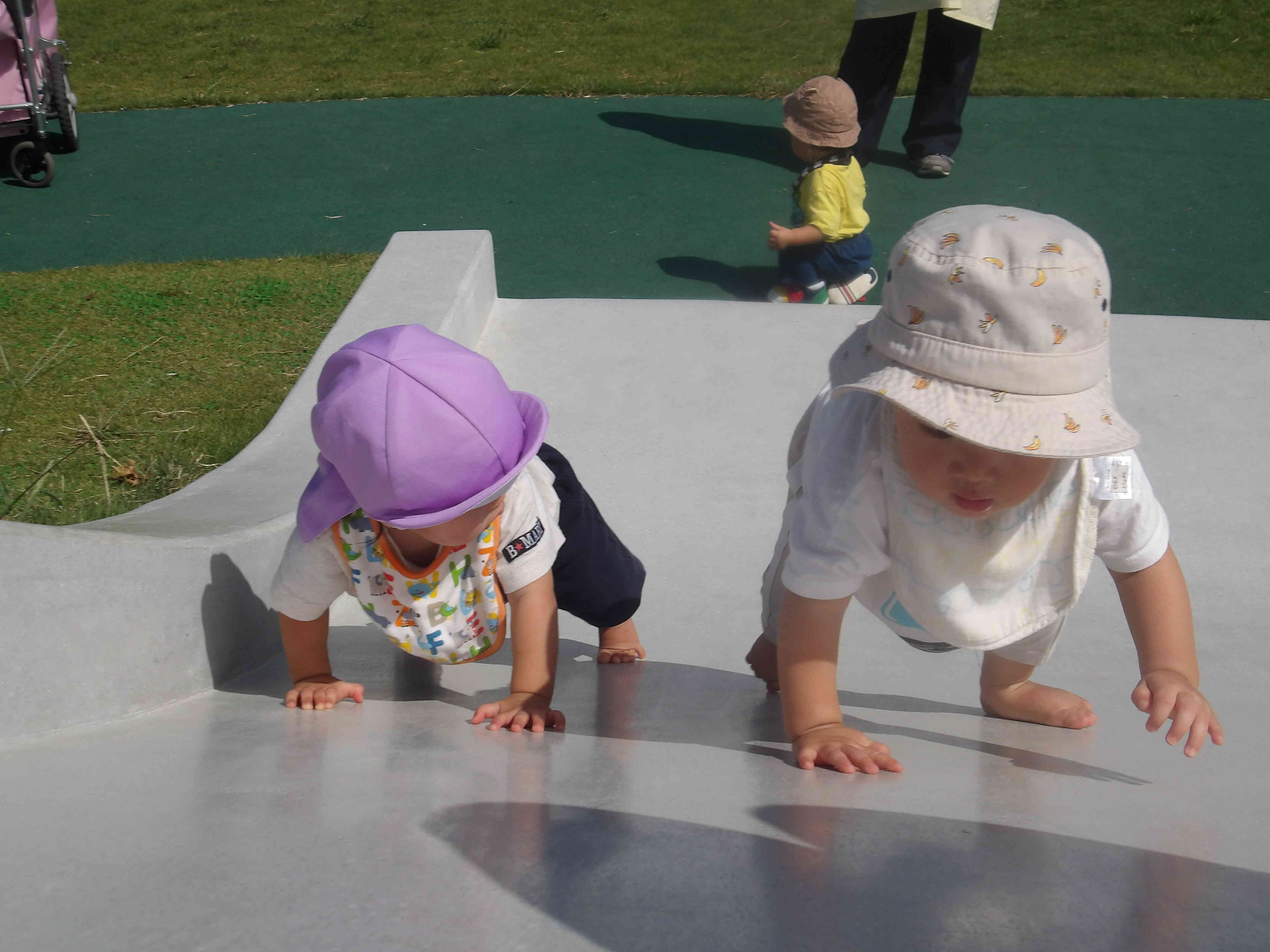 滑り台、上まで登れるよ！！