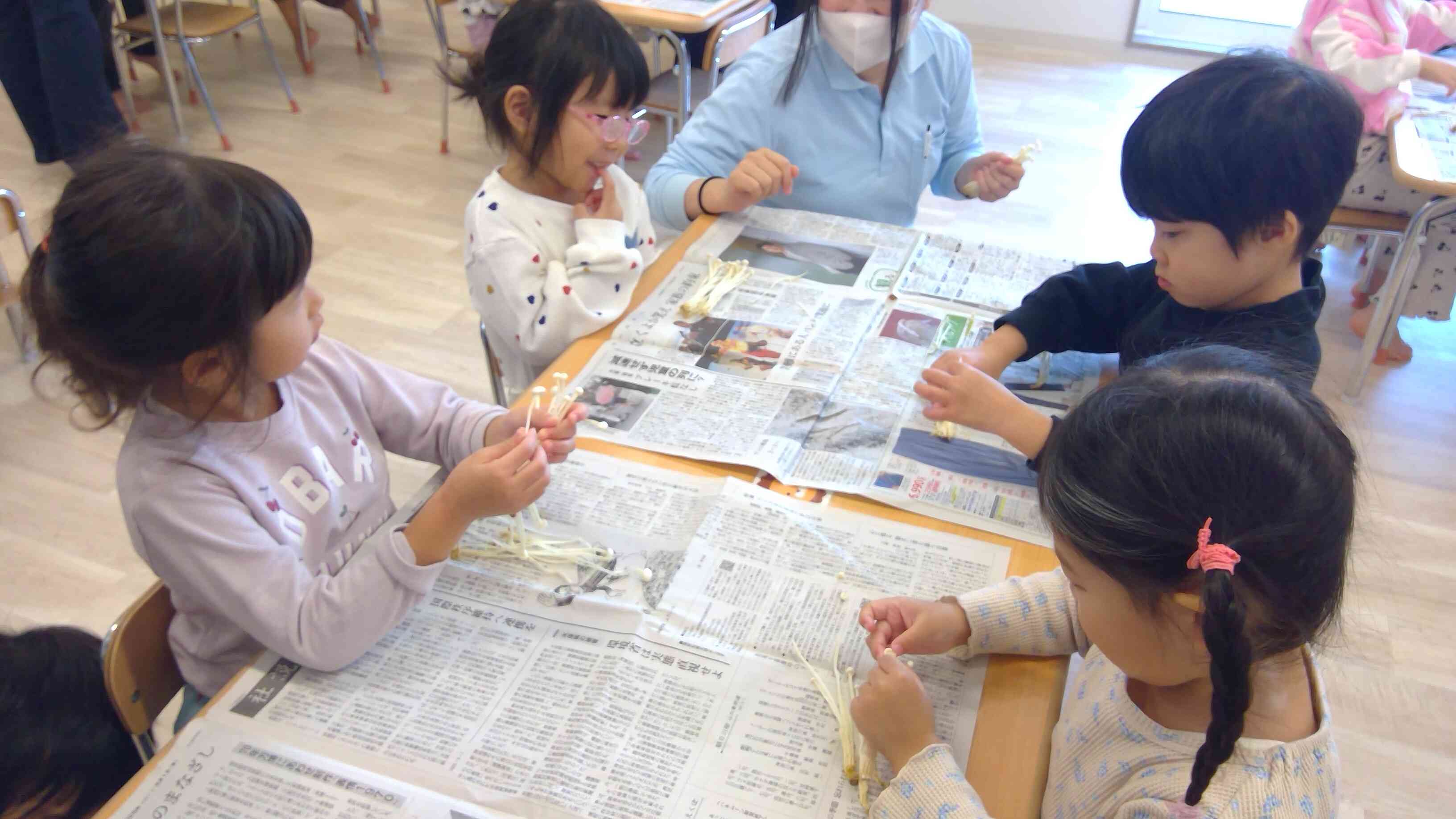 幼児 きのこに触れてみよう