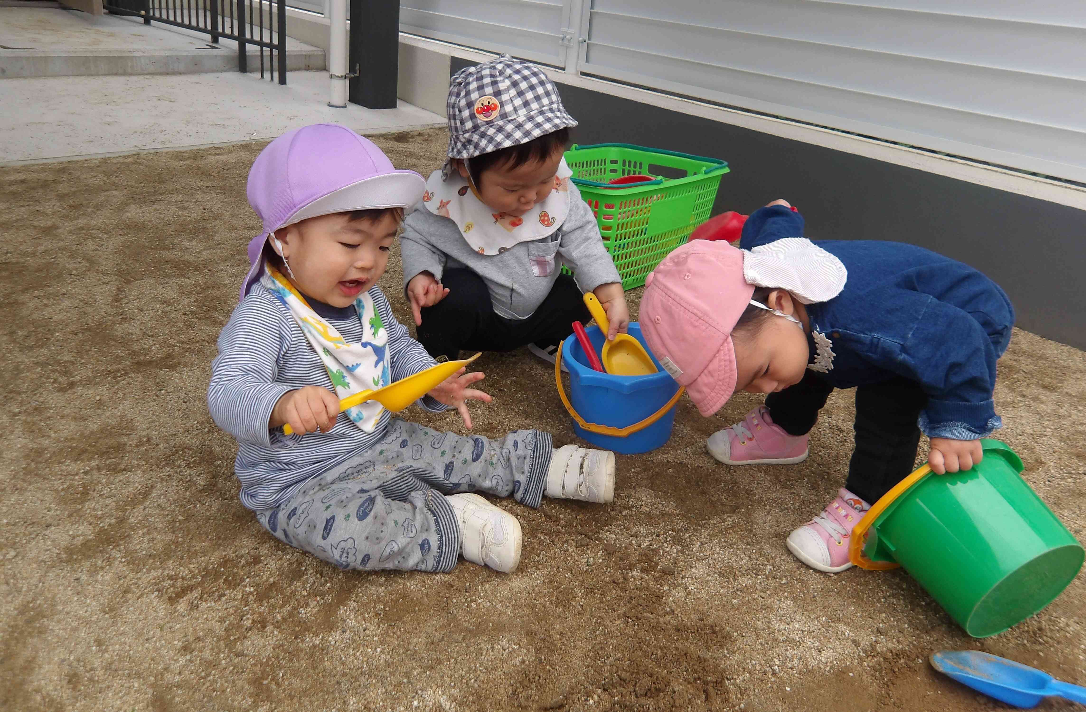 なにしてあそぼうかな？（０歳児　ひよこぐみ）