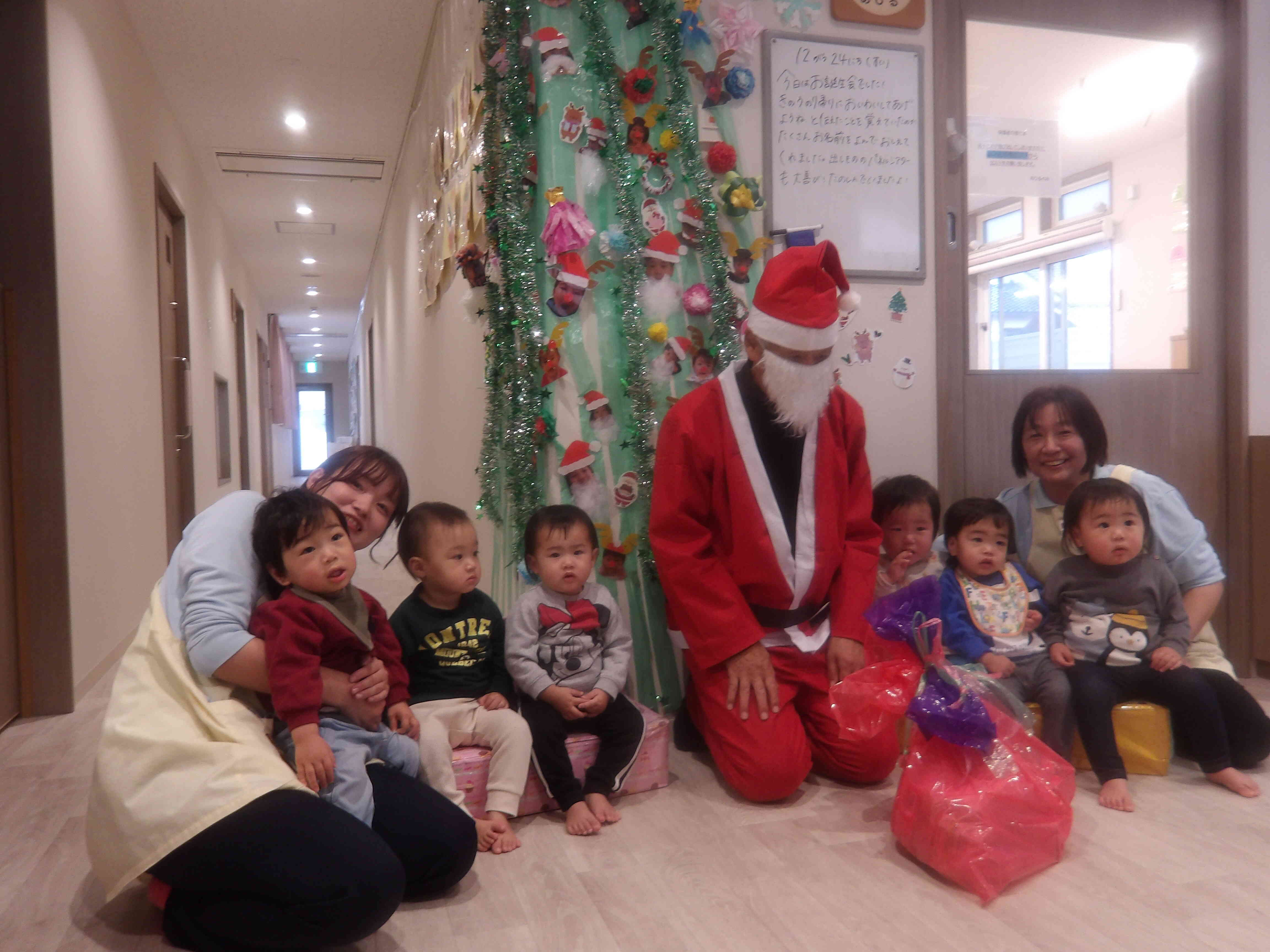 サンタさんと一緒に記念撮影！☆