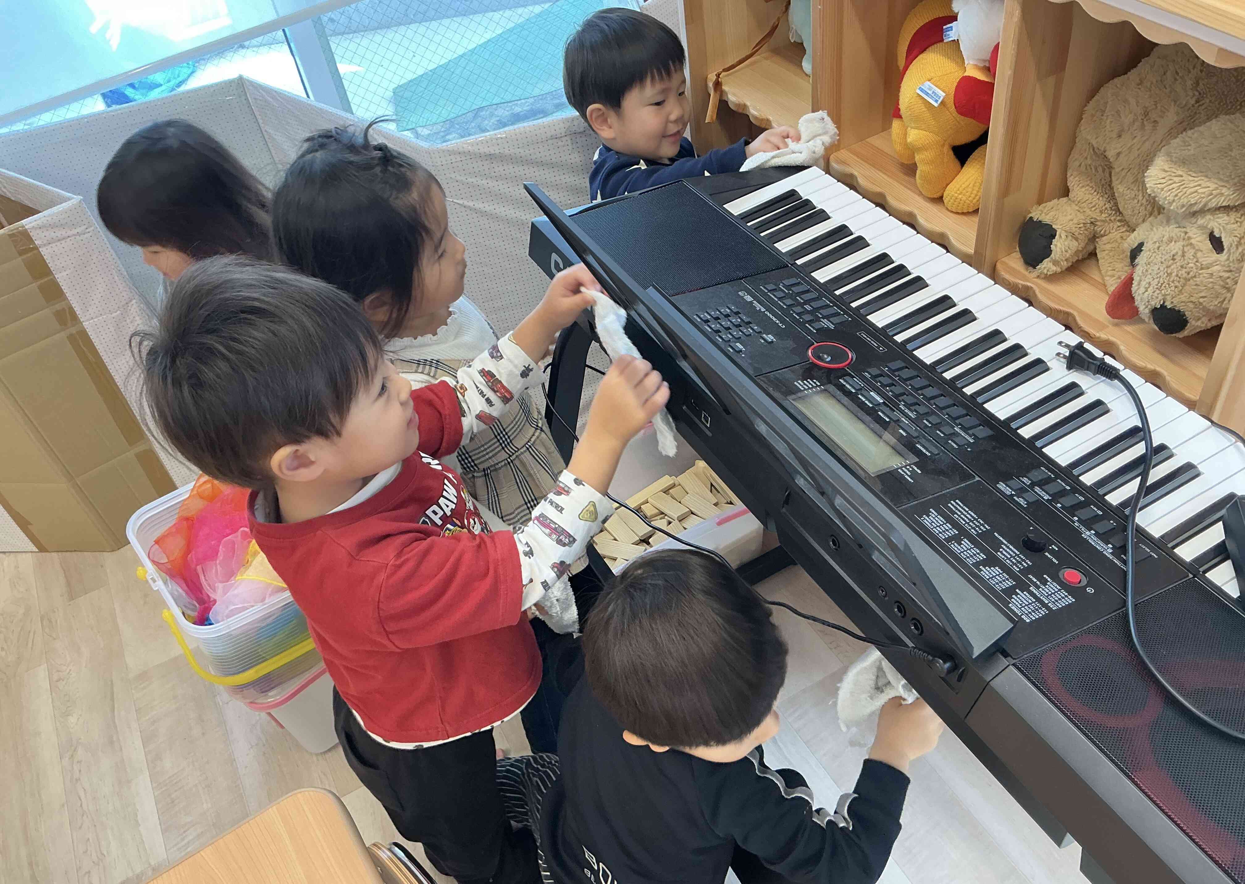 ピアノも拭いとくね〜！と拭いてくれました、ありがとう♬