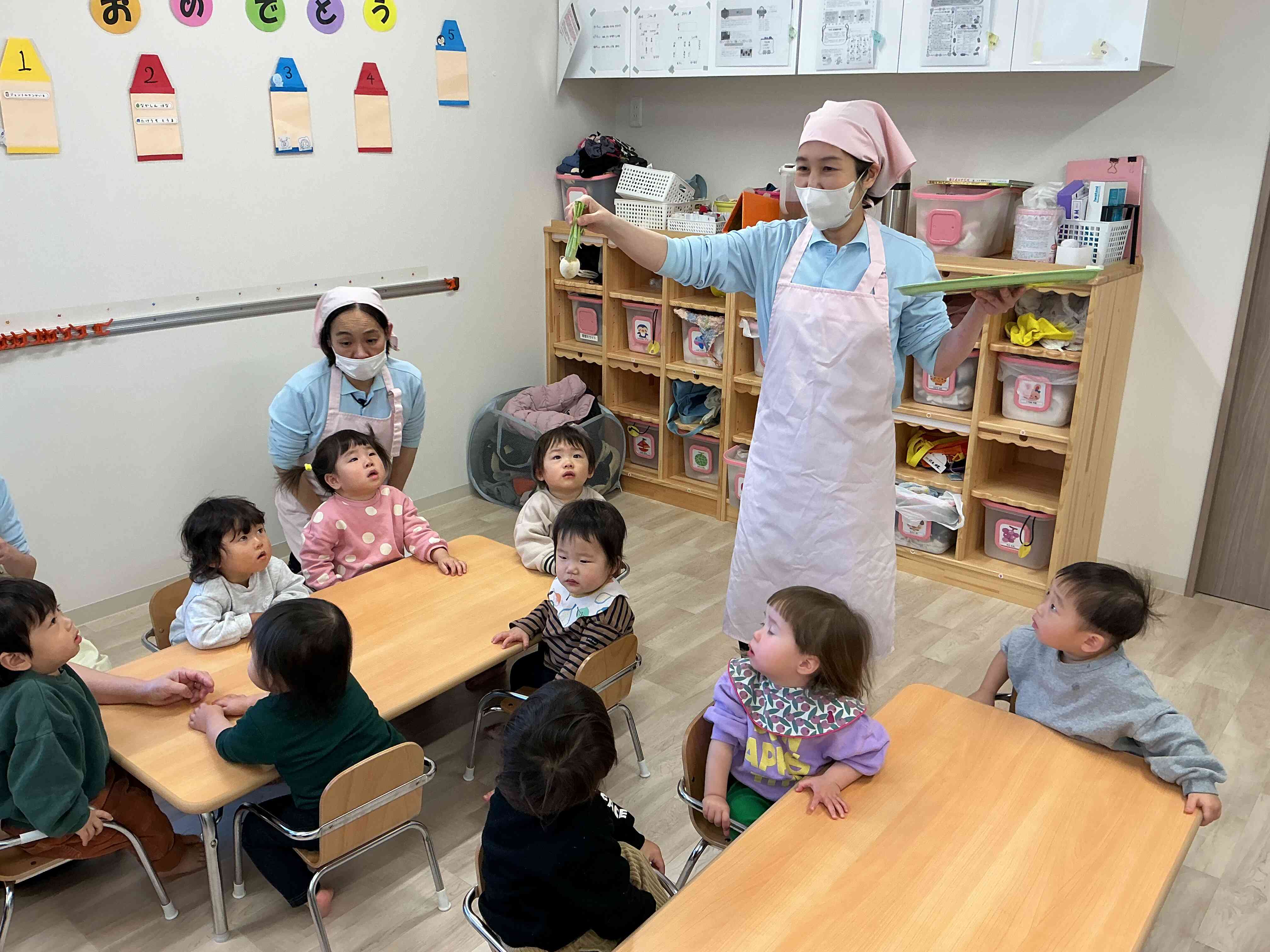 1月食育活動　～『七草に触れよう！』～