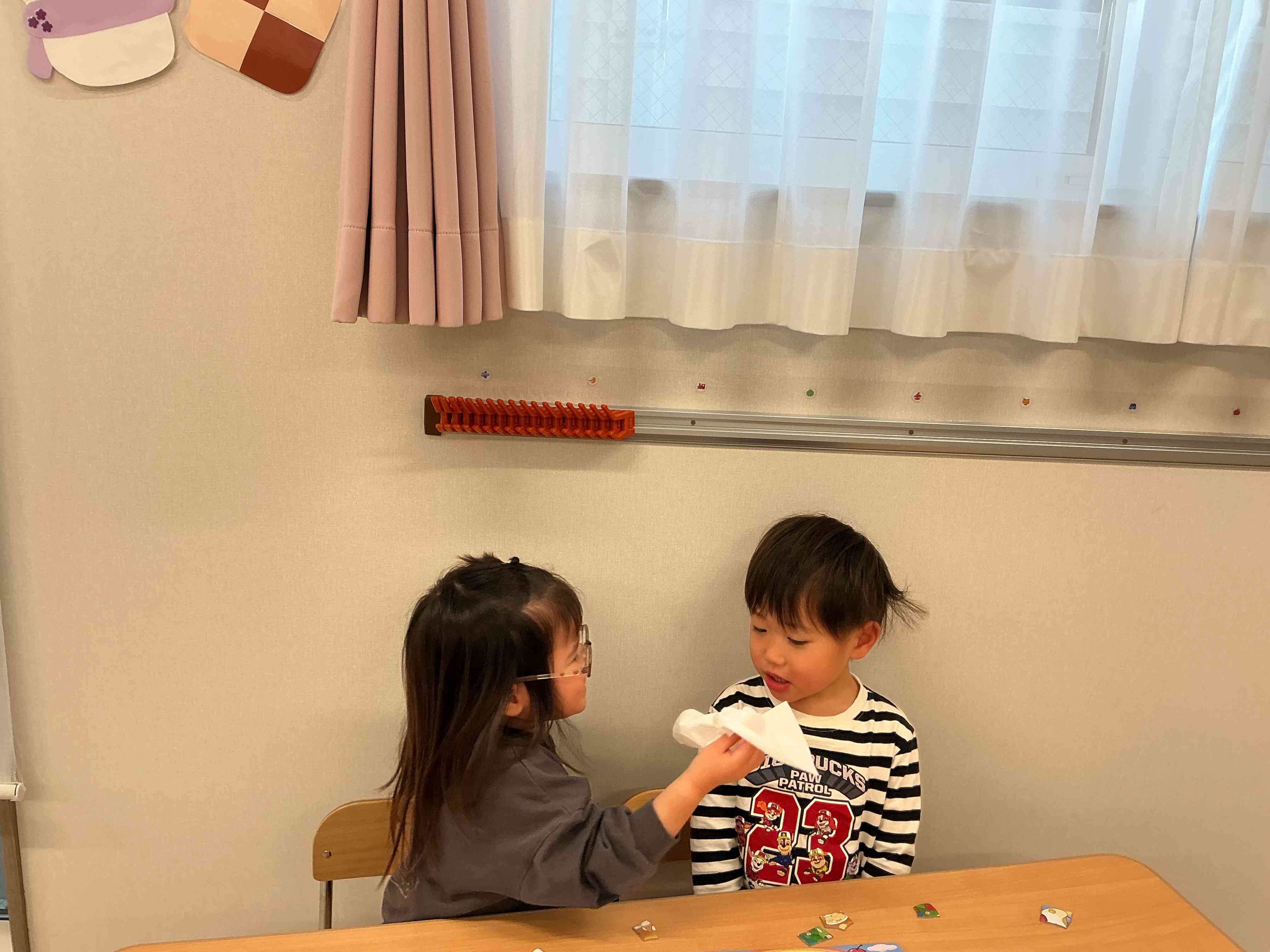 鼻水出てるからティッシュ取ってきたよ〜と言っています！優しいですね。♡