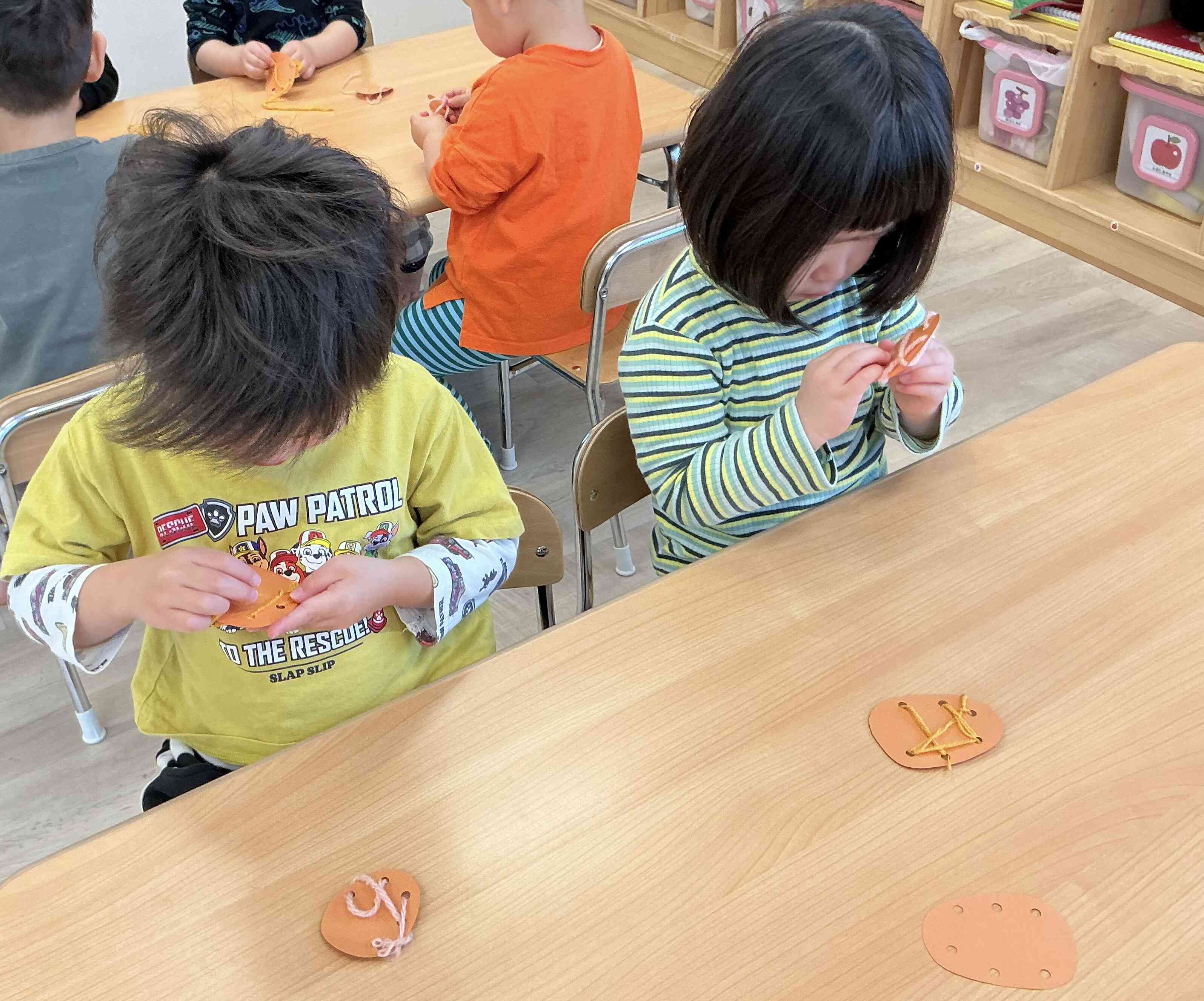 毛糸通しに集中している子どもたち♬