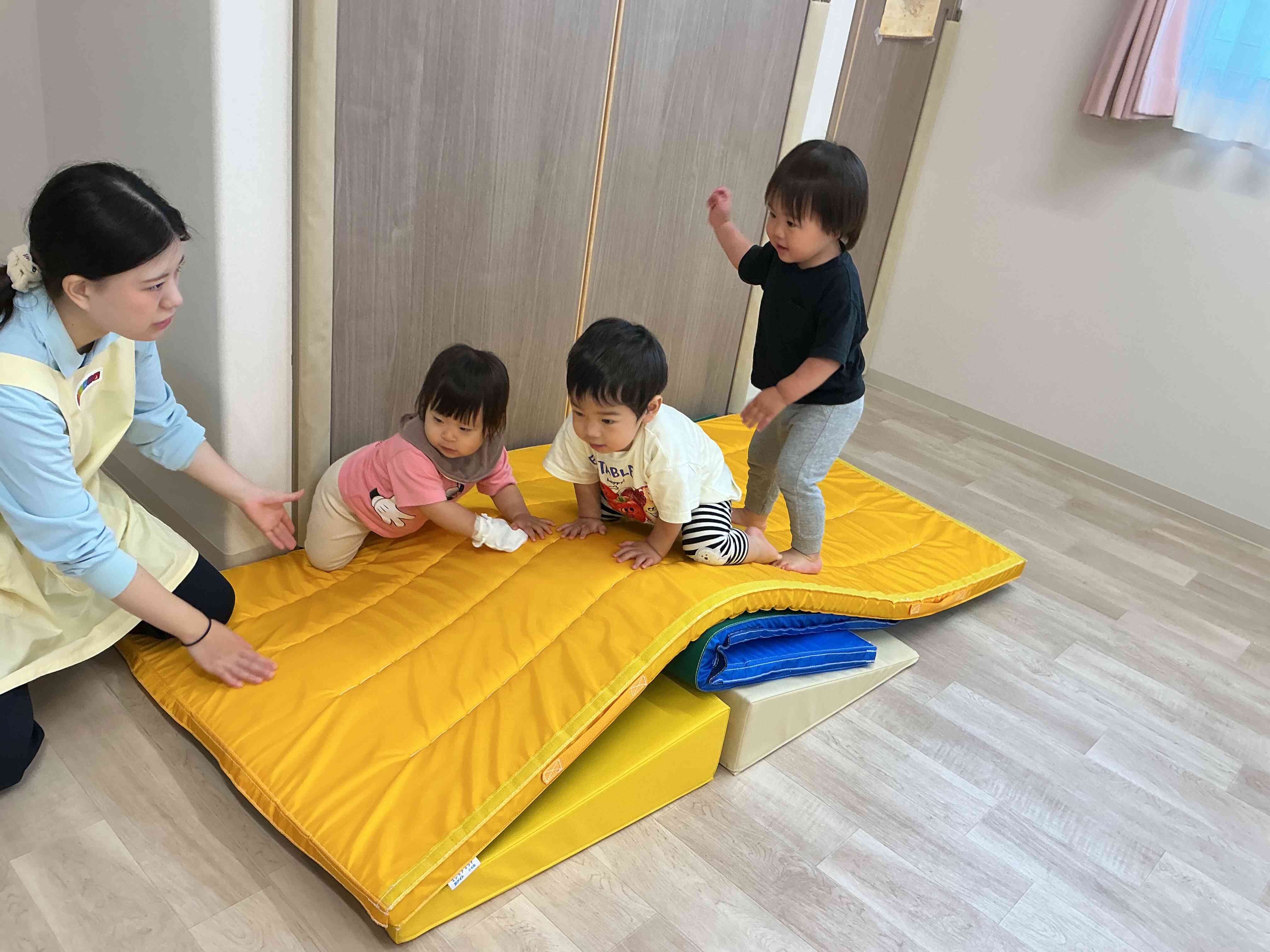 お山のマット、たったままのぼれるよ！！