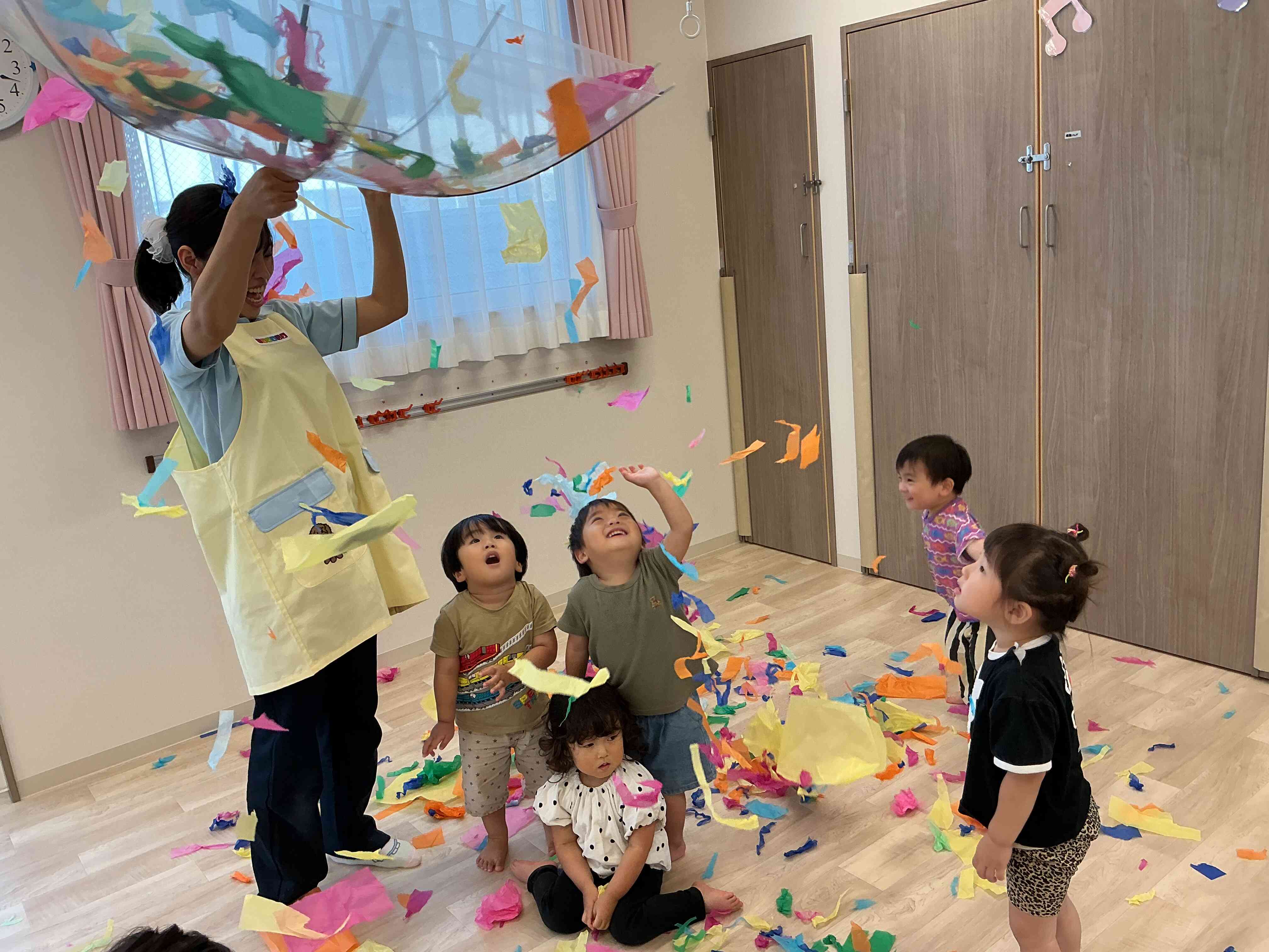 2歳児　お花紙で遊んだよ！