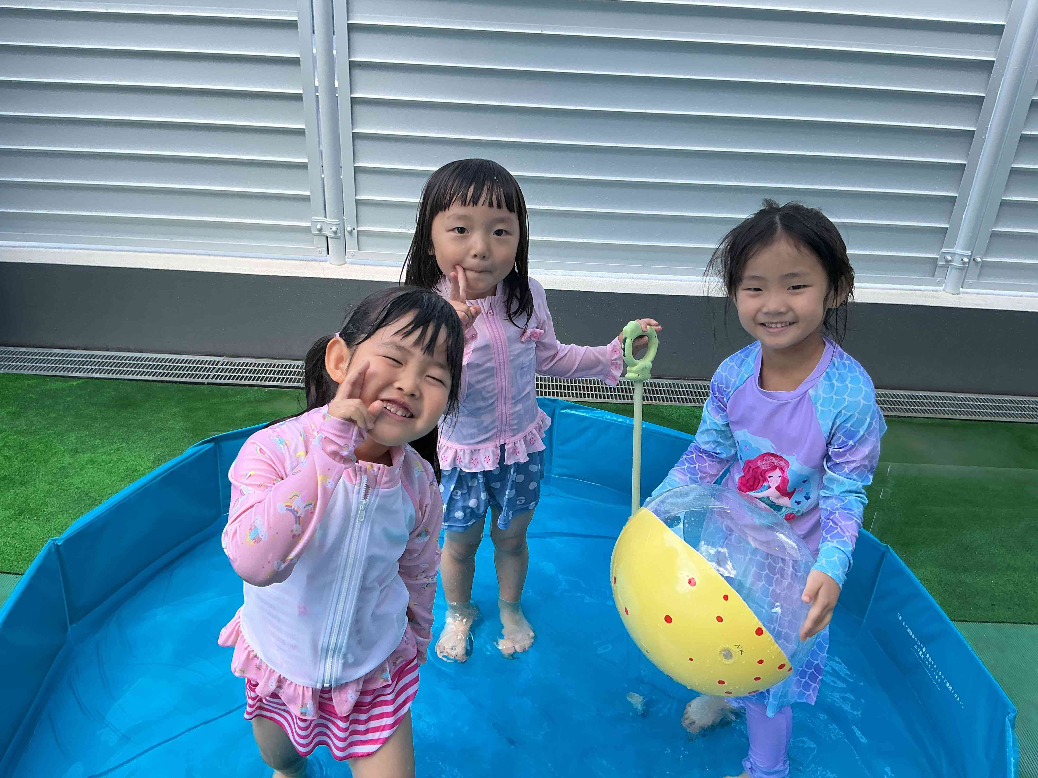 プールでパシャリ!