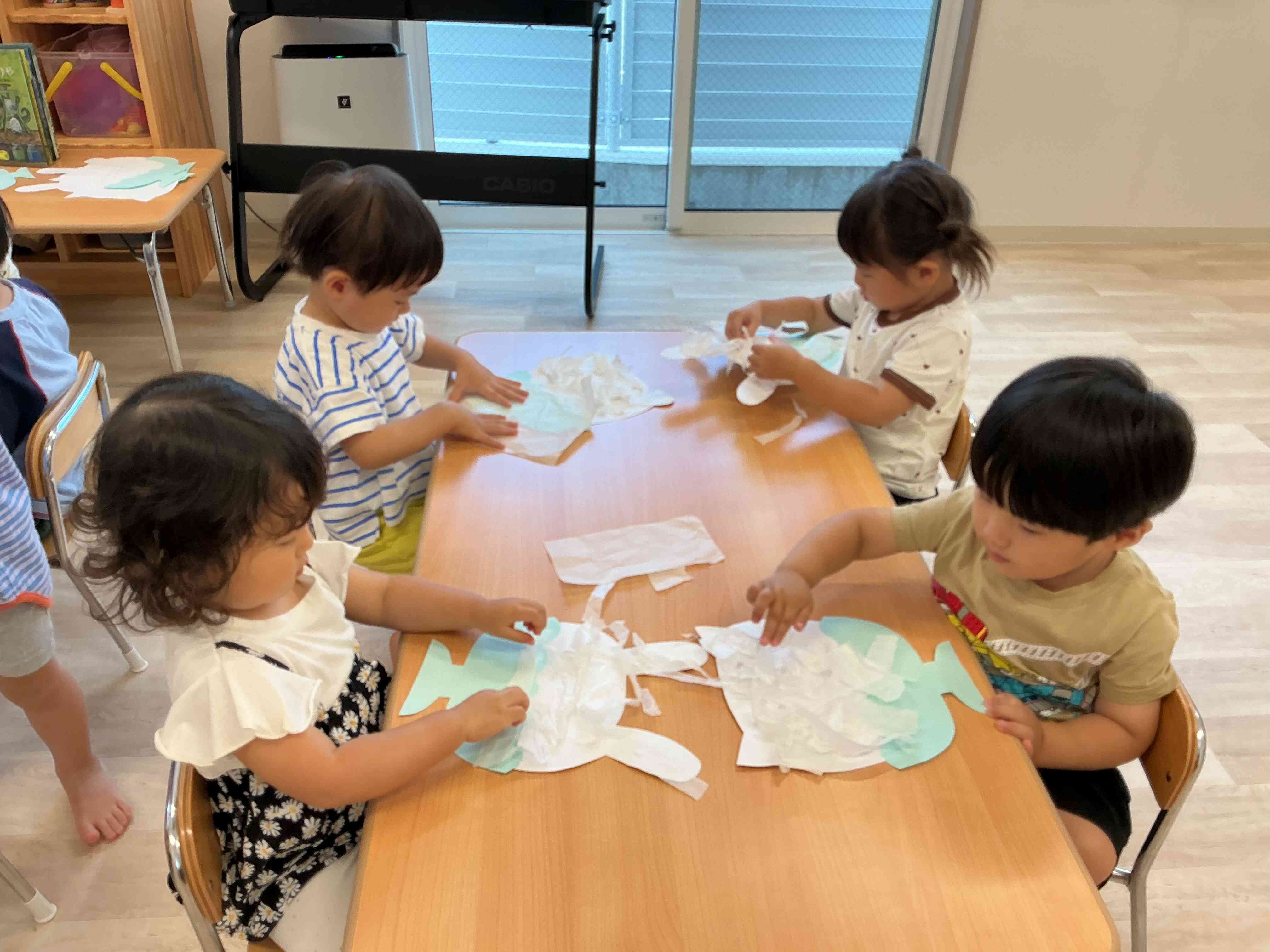 お花紙をビリビリ〜!ふわふわ氷