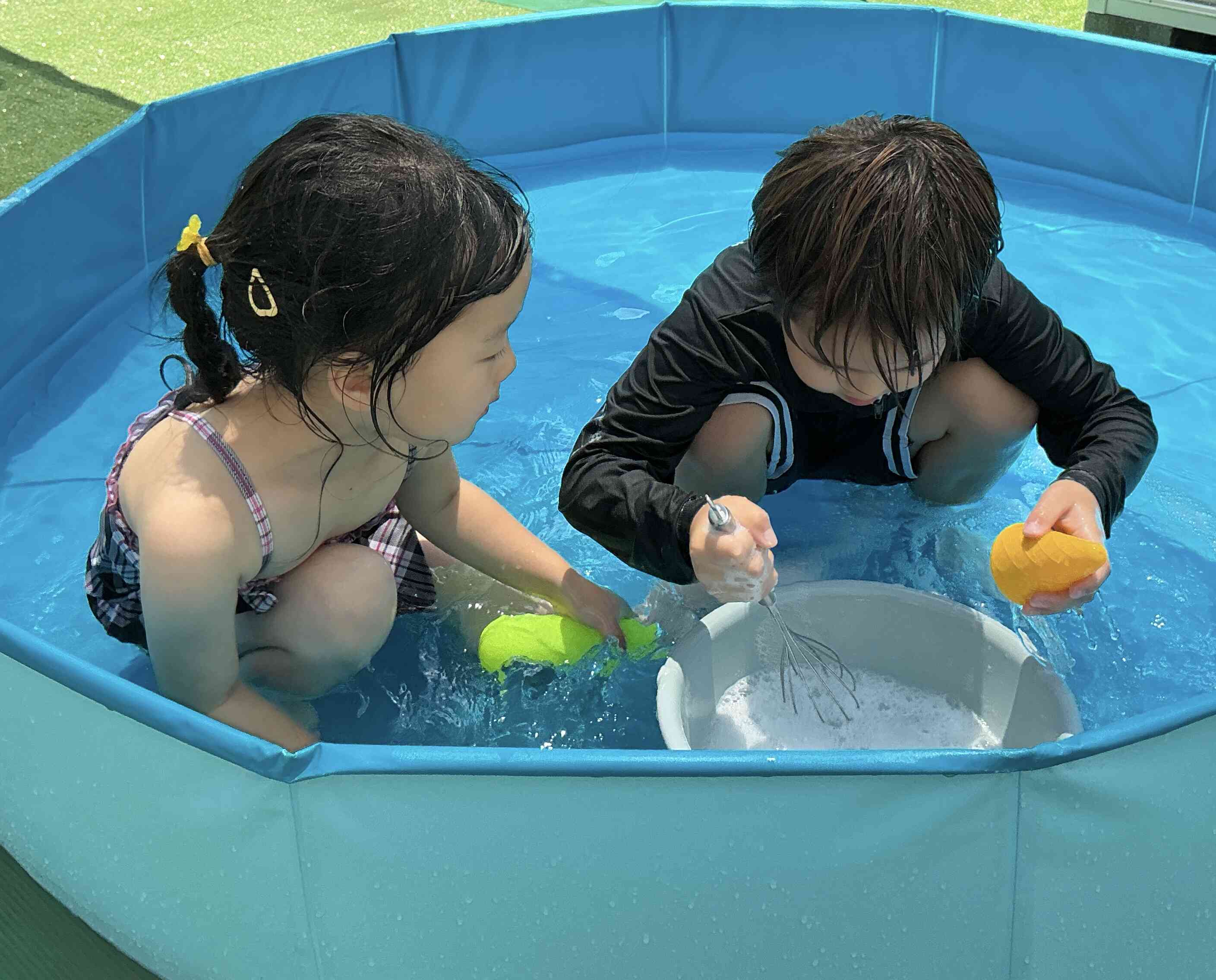 プールの中で泡立て中〜