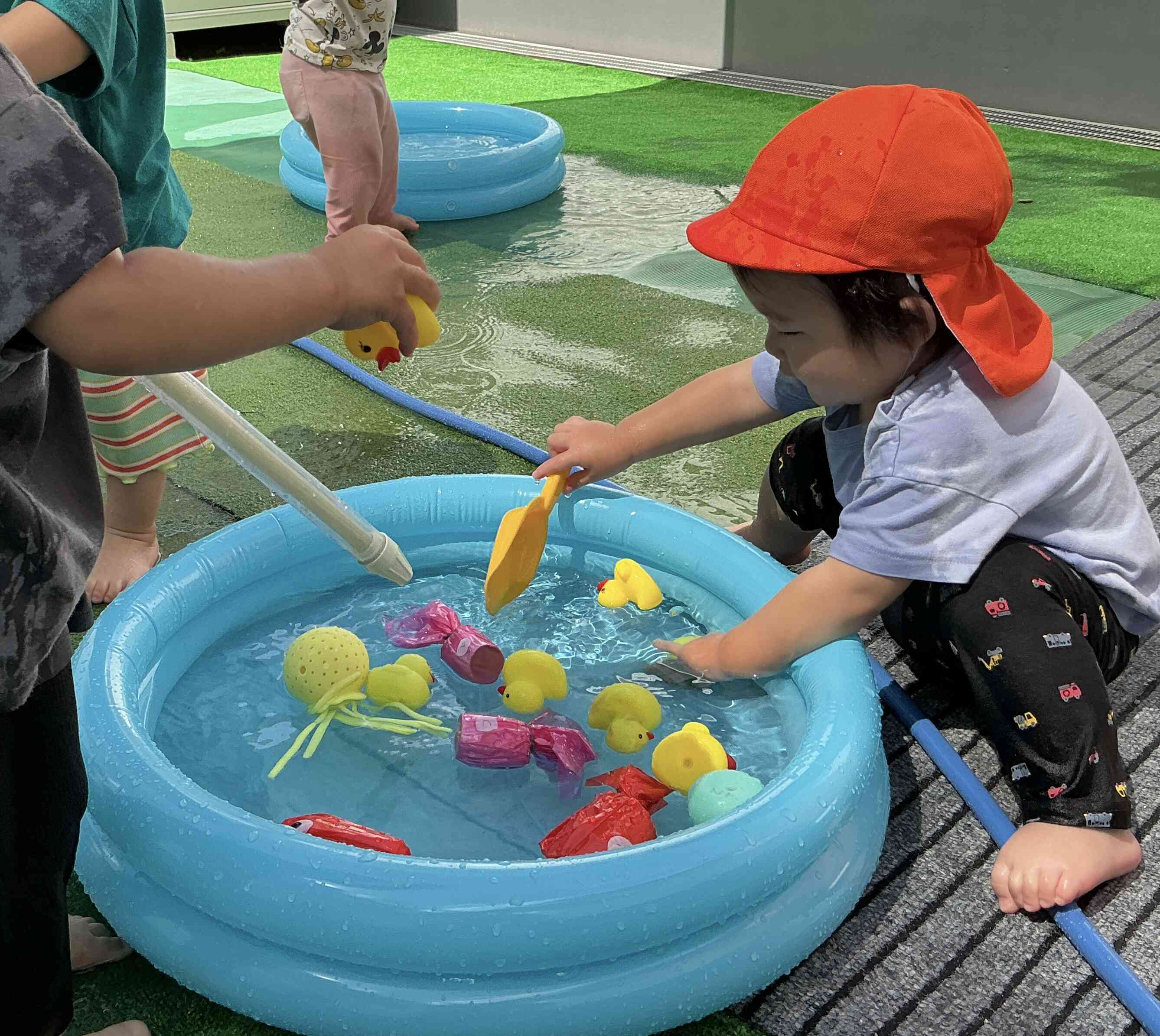 スコップで、金魚やあひるさんをすくえるかな( ◠‿◠ )