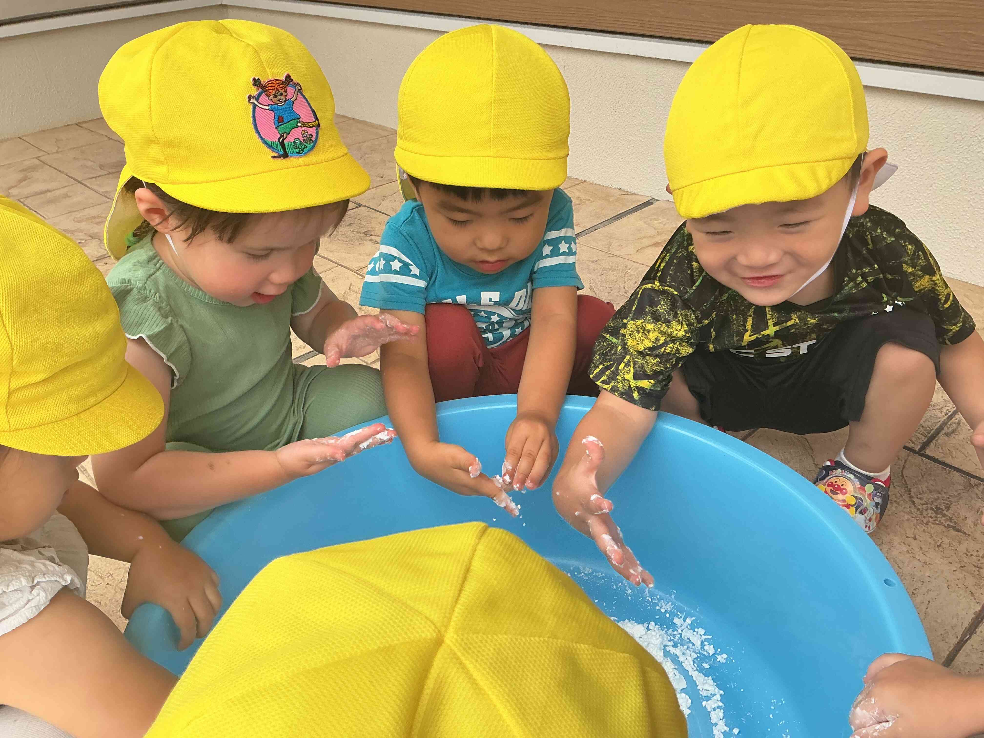 2歳児　片栗粉遊び