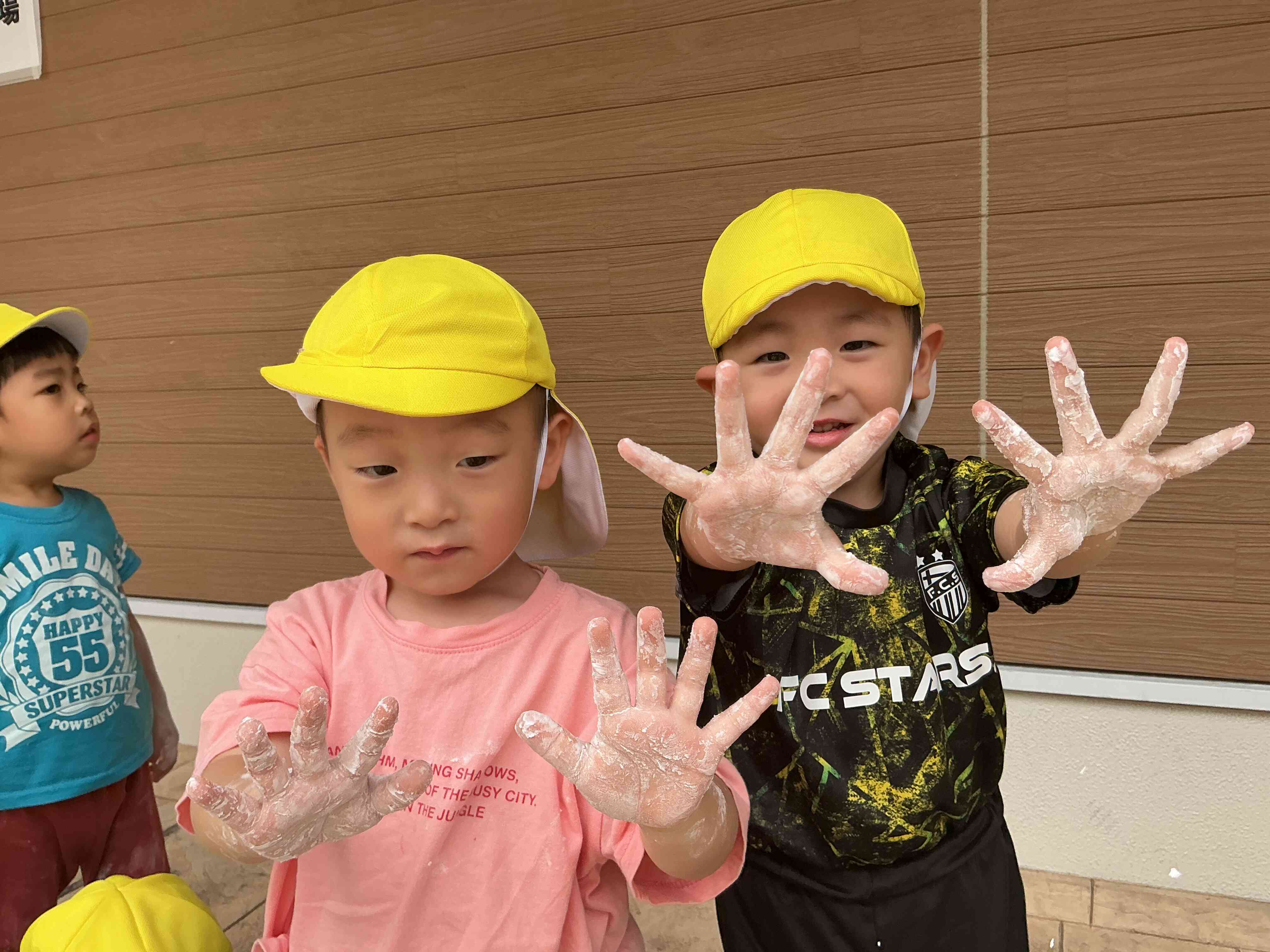 手がまっしろけー！