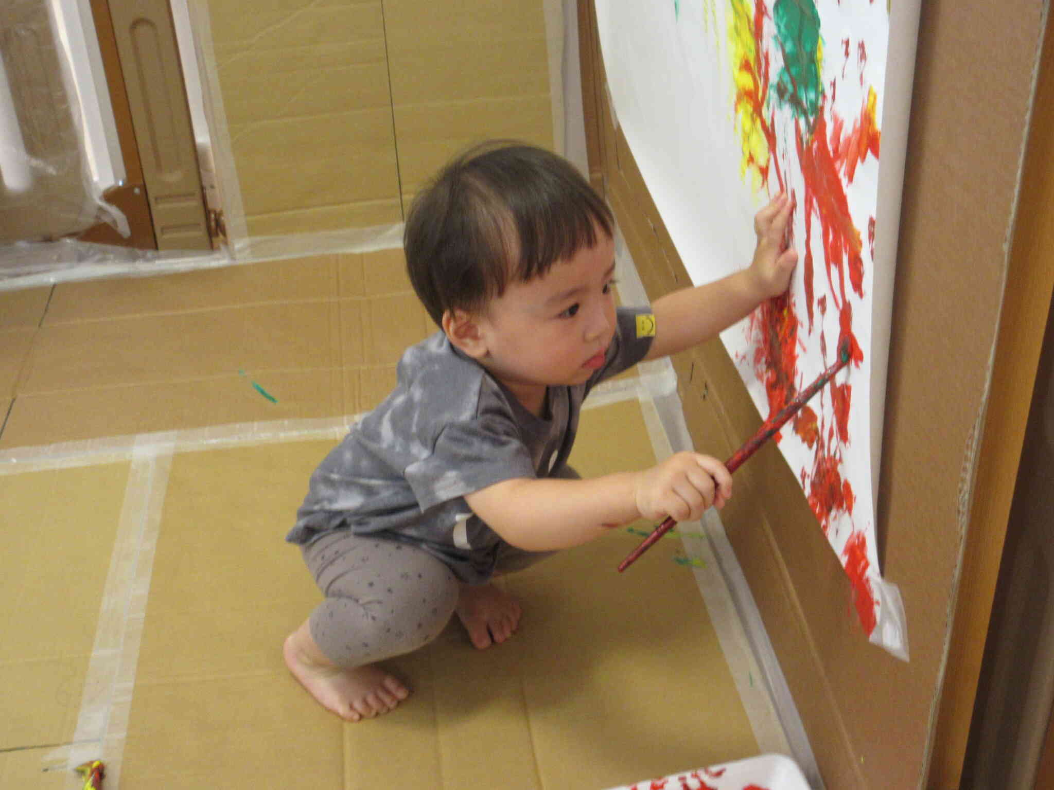ボディペインティングは、まさに「さわって描いて感じるあそび」