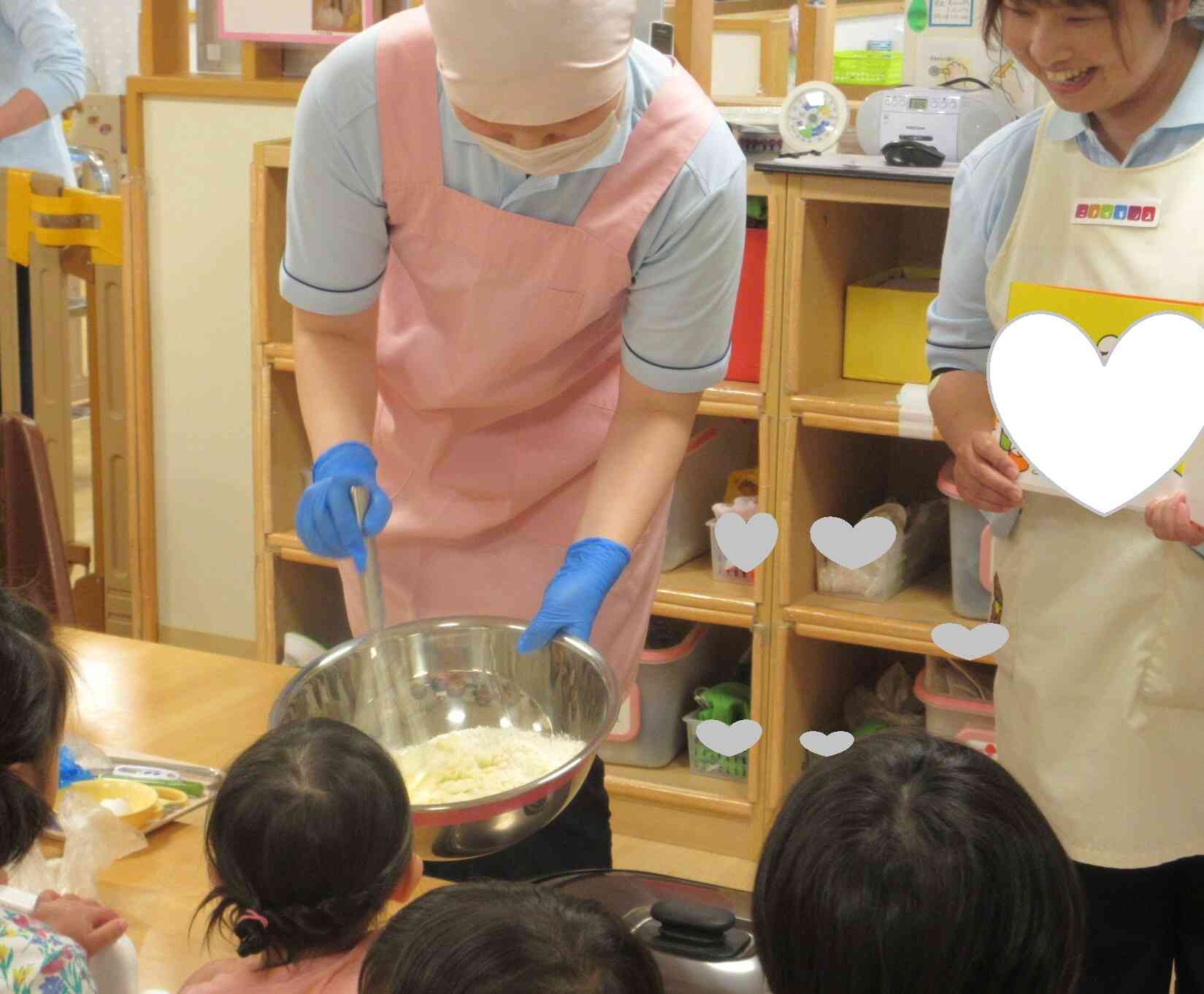 卵と牛乳と粉を入れて・・・まぜまぜ