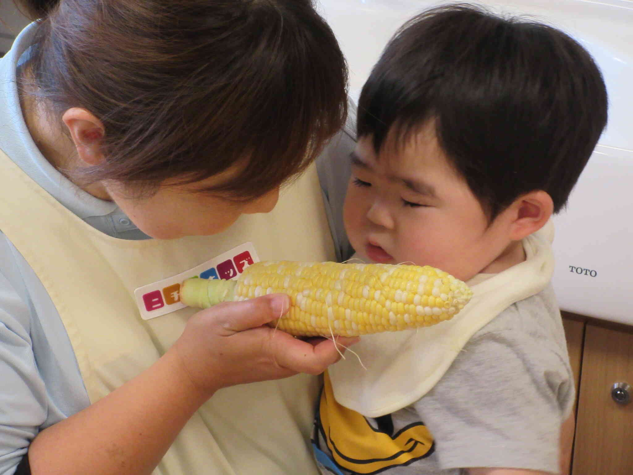 とうもろこしさん、全部脱げたよ。美味しそうね。