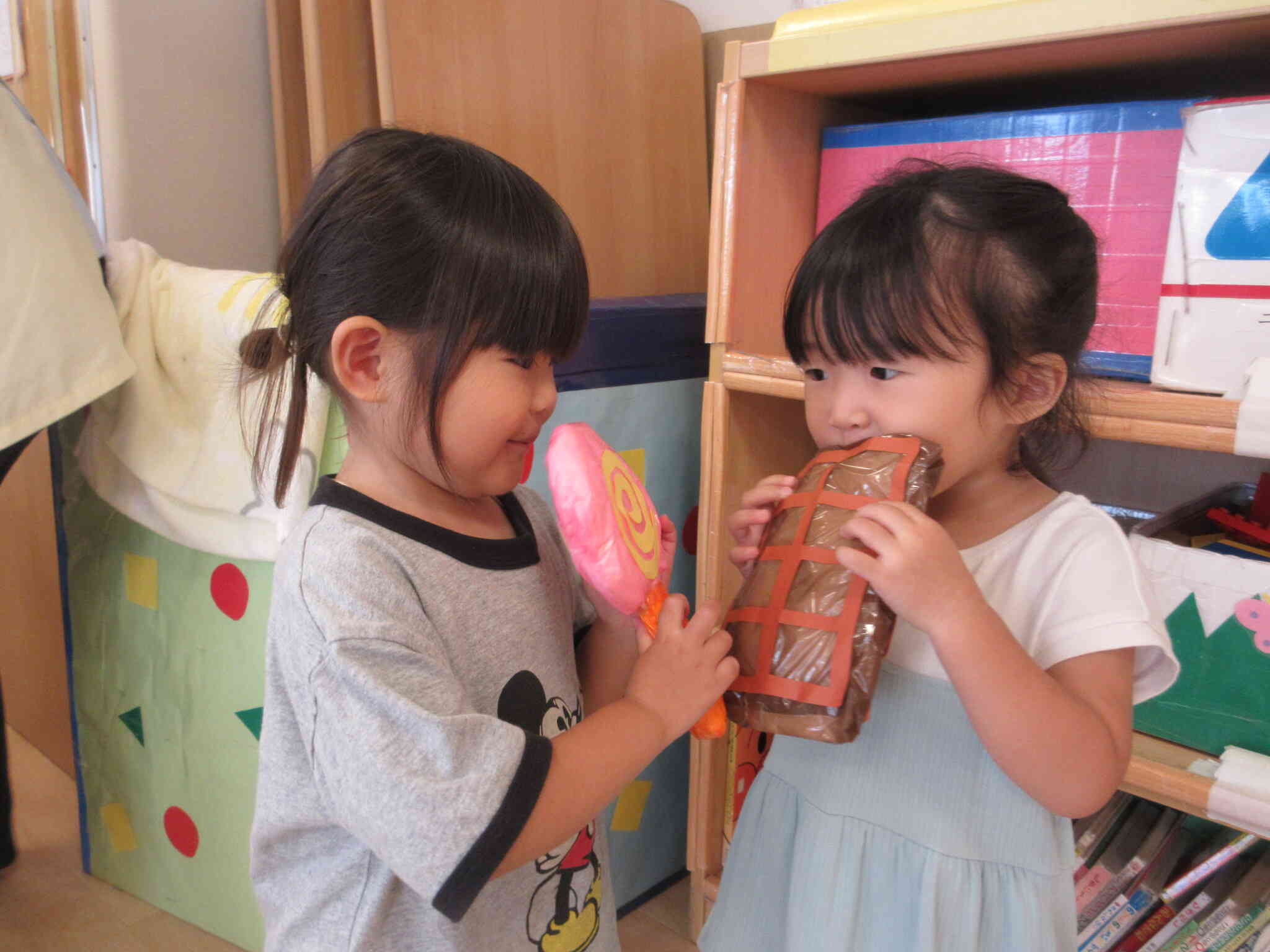 キャンディにチョコレート、いっただっきまーす！