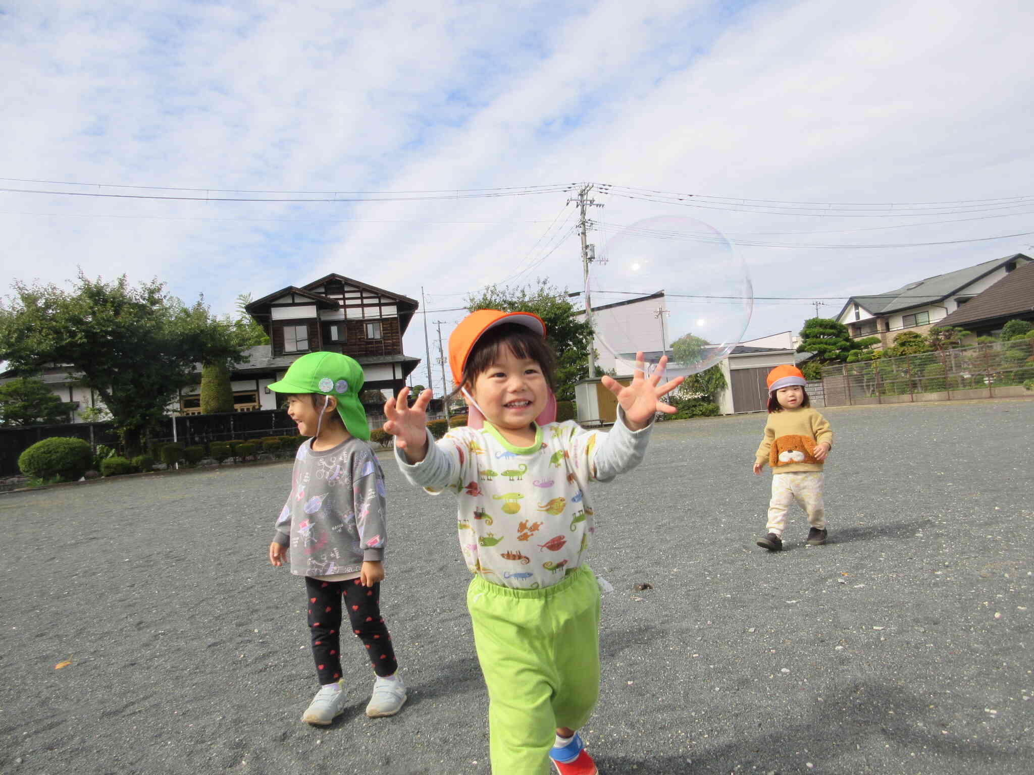 まてまてーシャボン玉～！