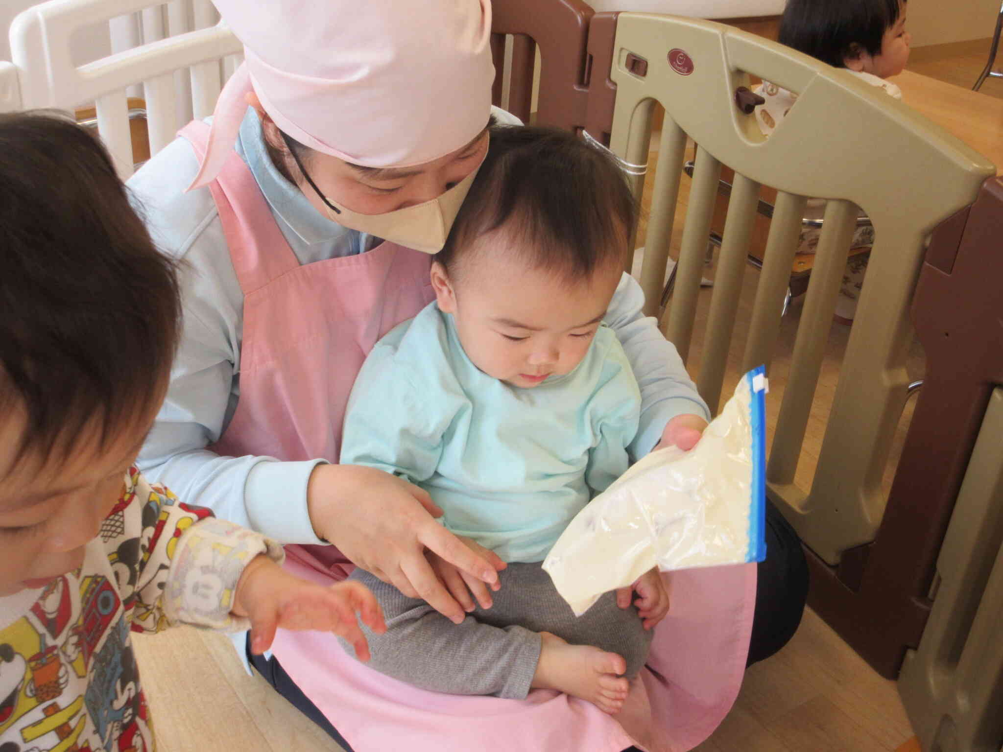 0歳児のお友達もお手伝い！