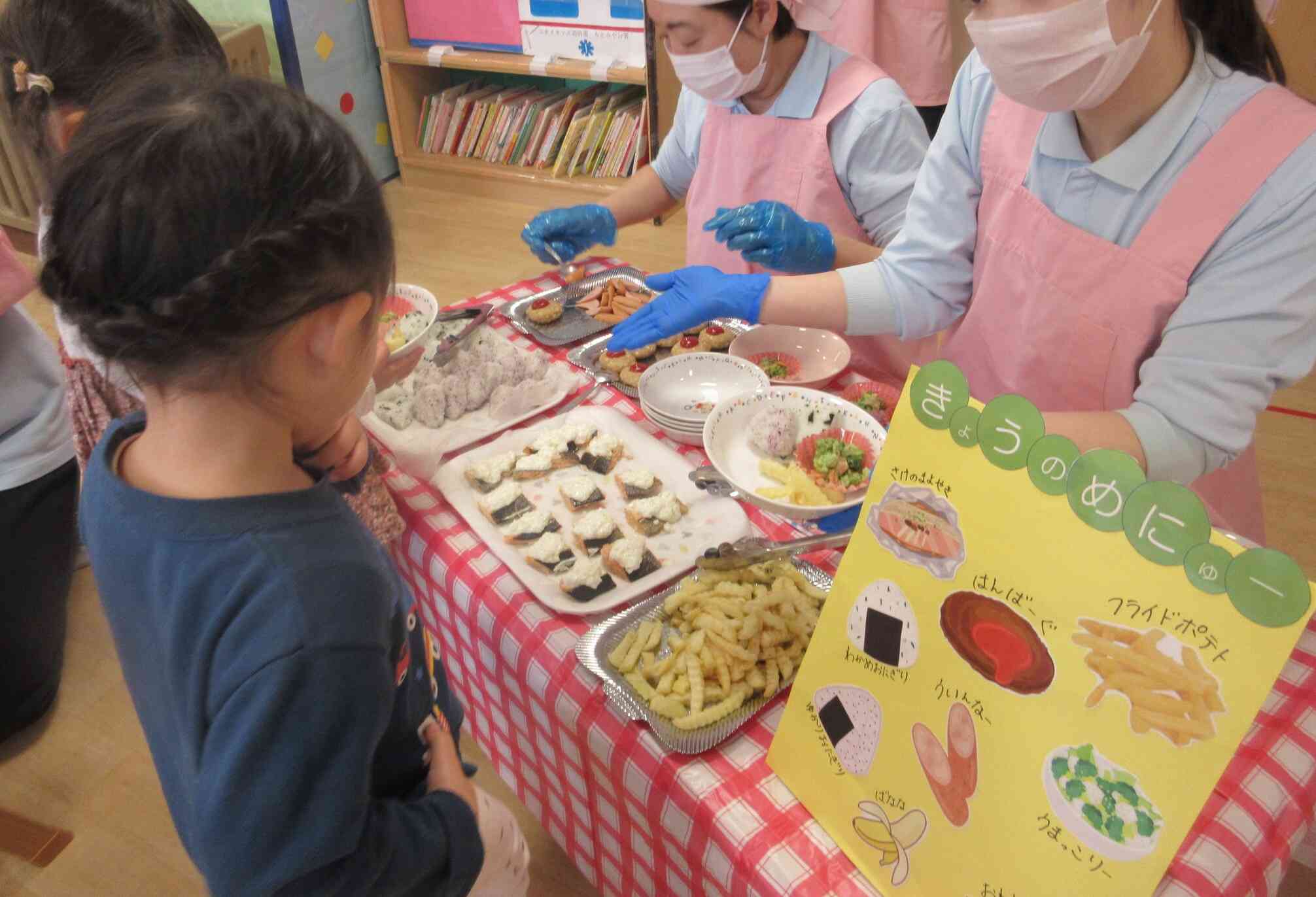 バイキング給食！大好きなメニューで迷っちゃうね。