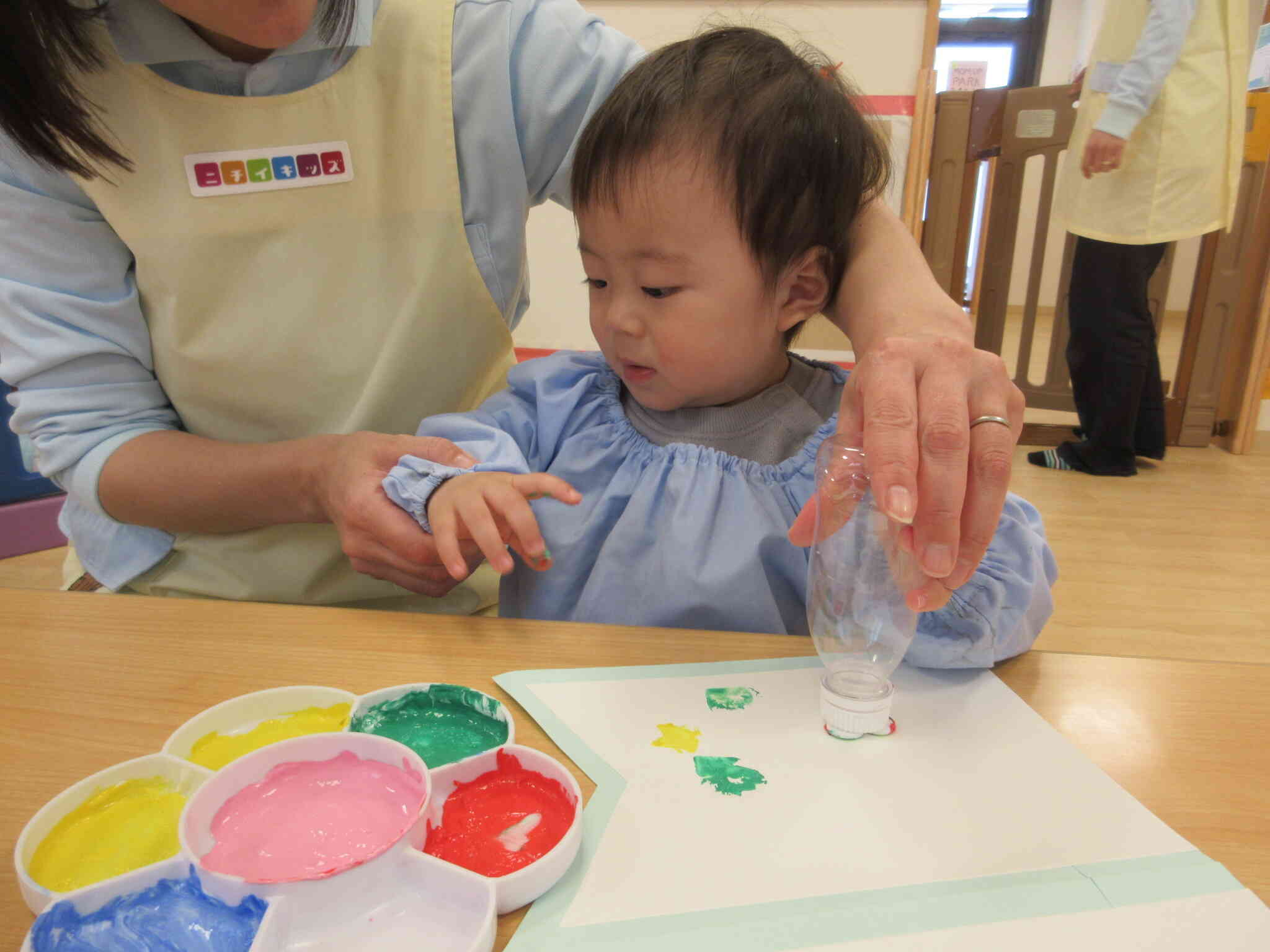 1歳児クラスの製作活動