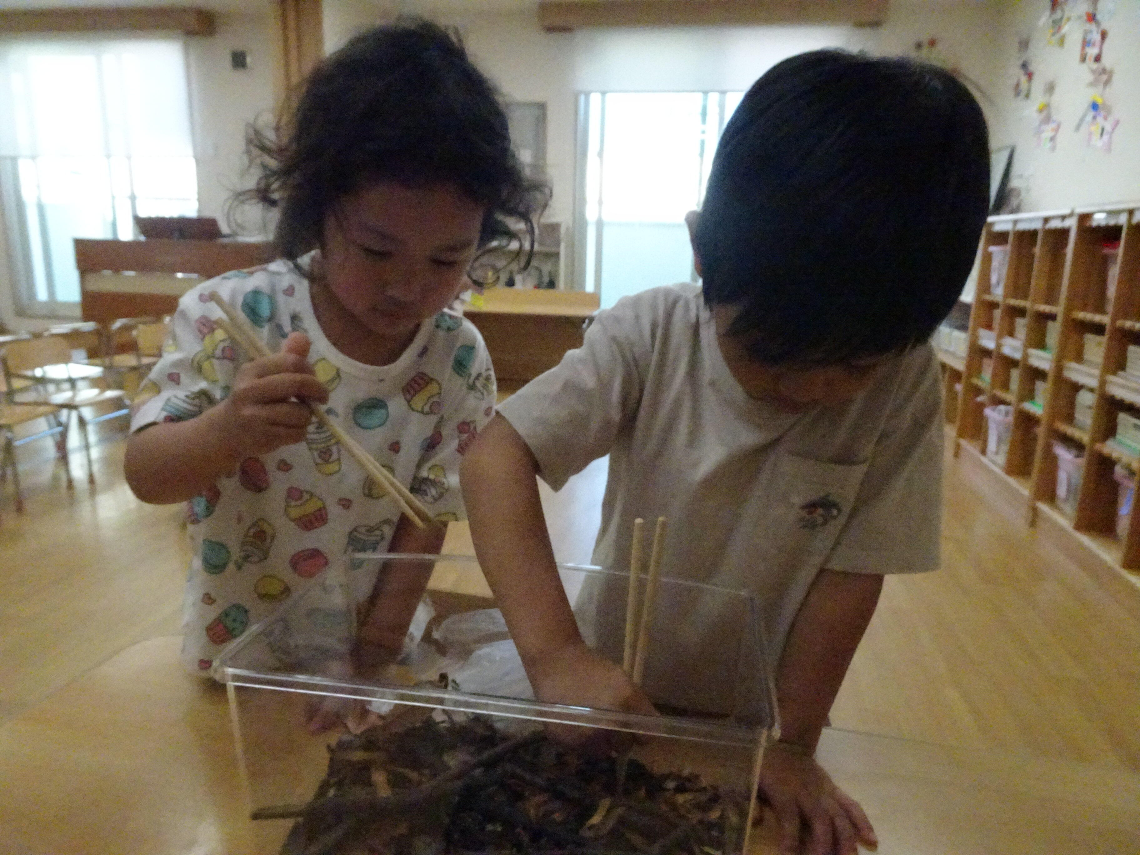 毎日給食さんから頂いた野菜を　　　　　　　　お当番さんがあげています。　　　　「たくさん食べて大きくなってね！」