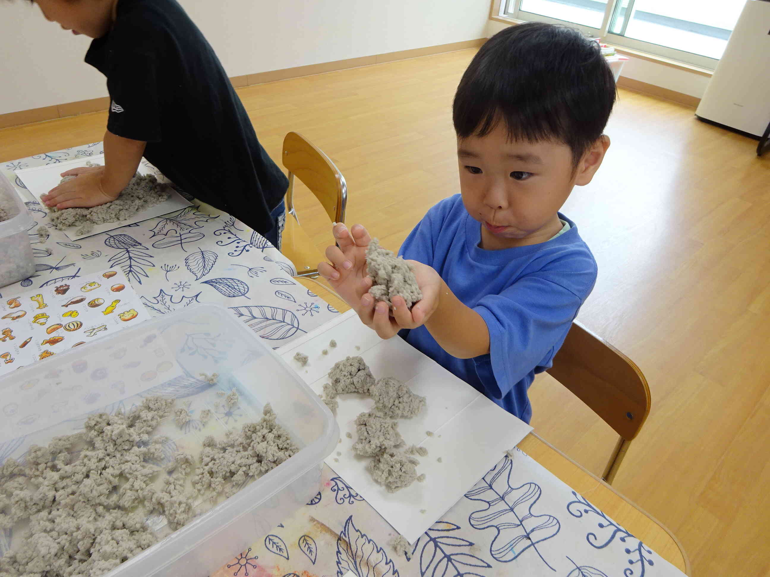 いつも使う粘土とちょっと違う見たい。どんな形にしようかな。