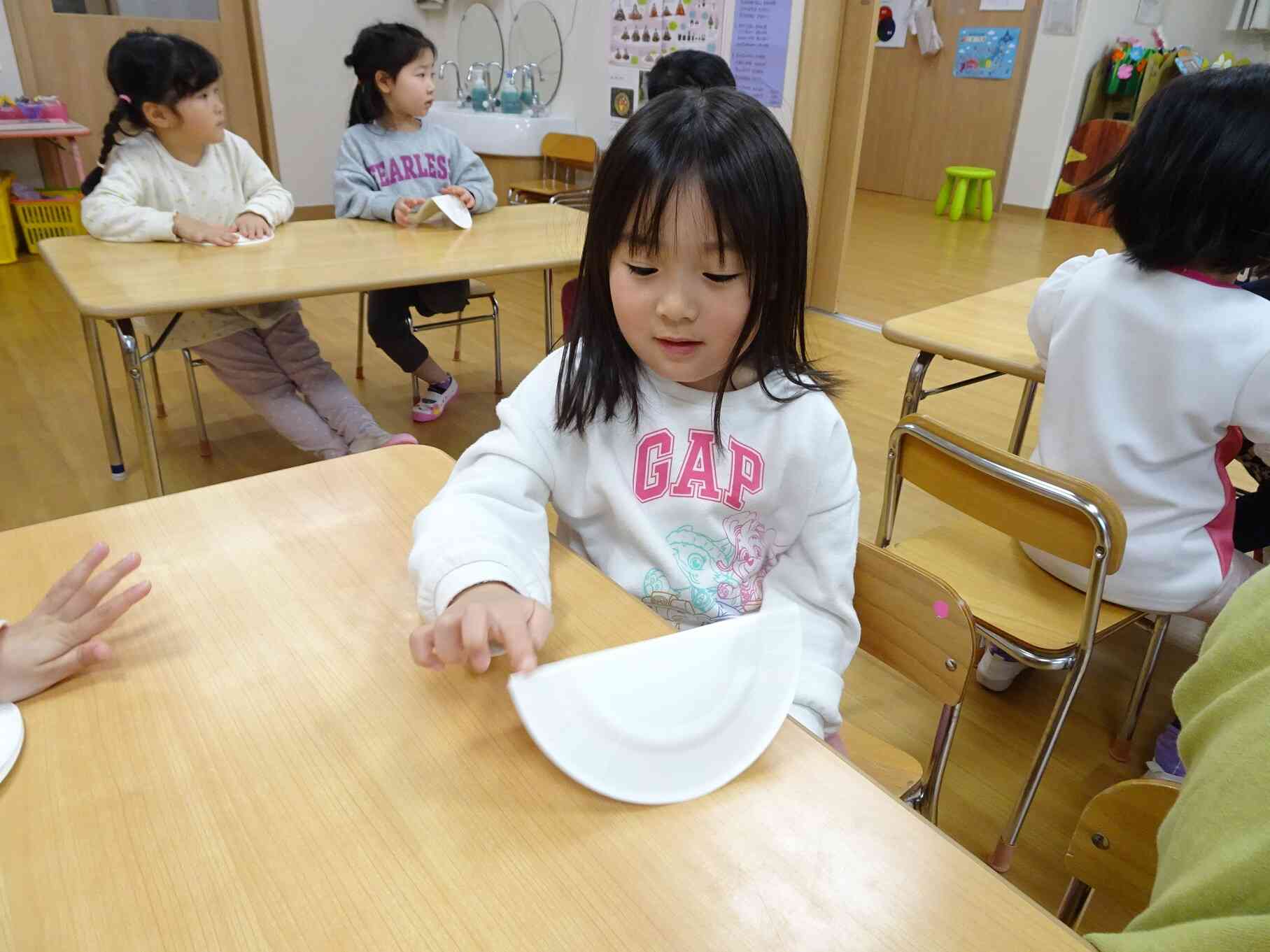 土台を紙皿に！ゆらゆらさせるには・・・？半分に折ったらできたよ！