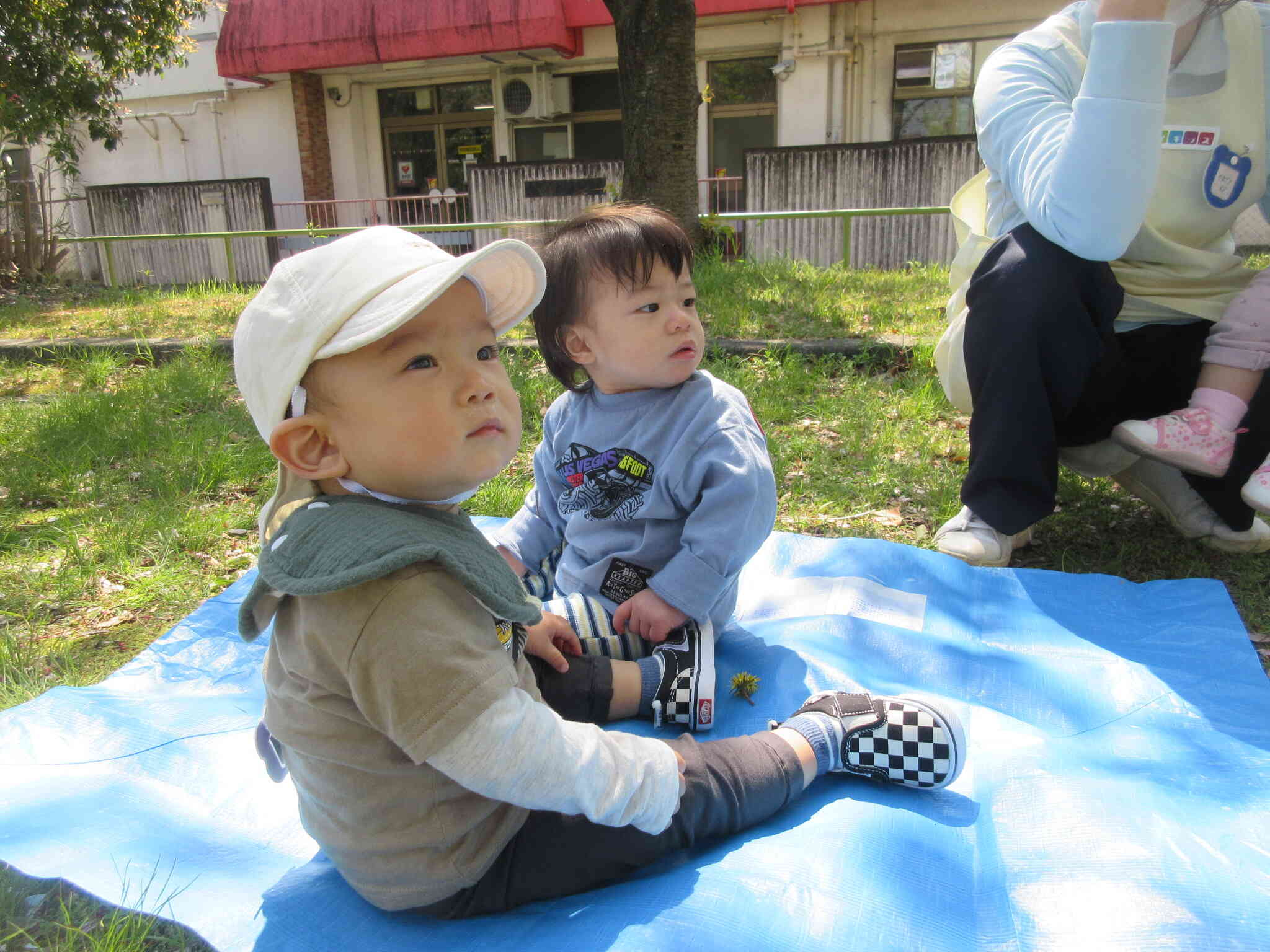 視線の先には、シャボン玉。ふわ～っと飛んでいく様子をじーーーっと見ているよ！
