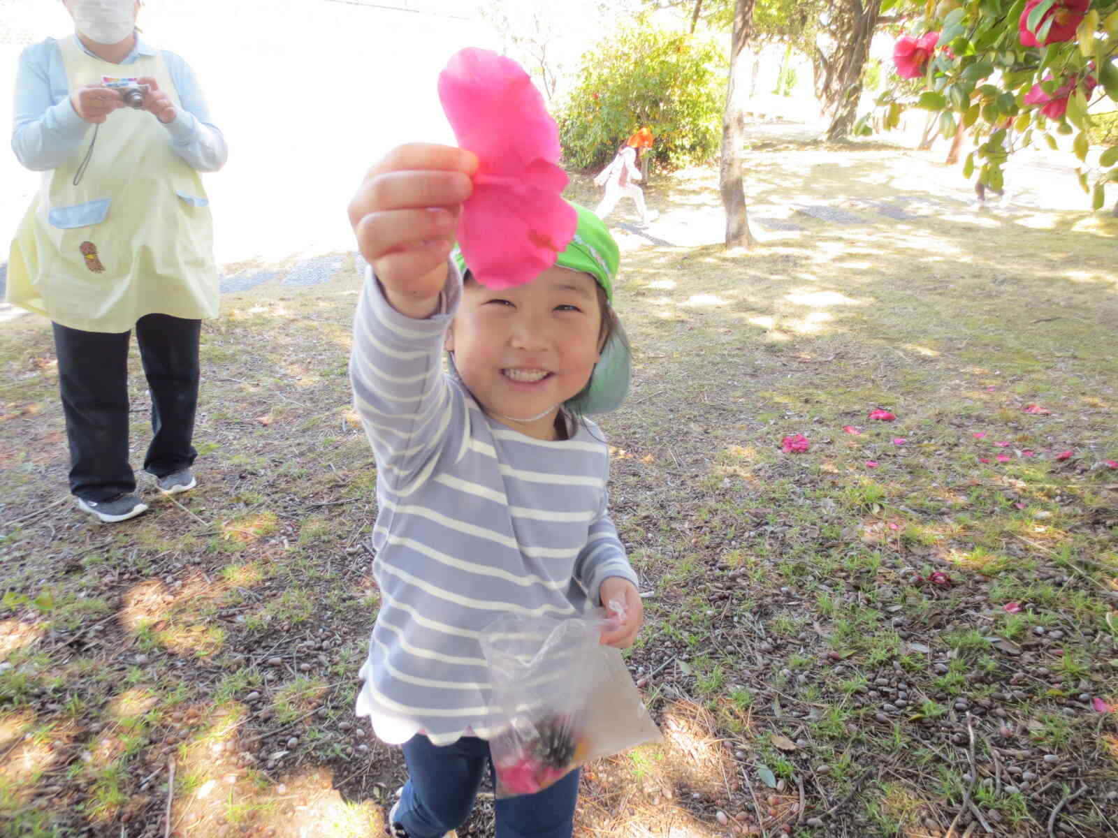 「みてー、こんなにおおきなおはな」と見せに来てくれました！