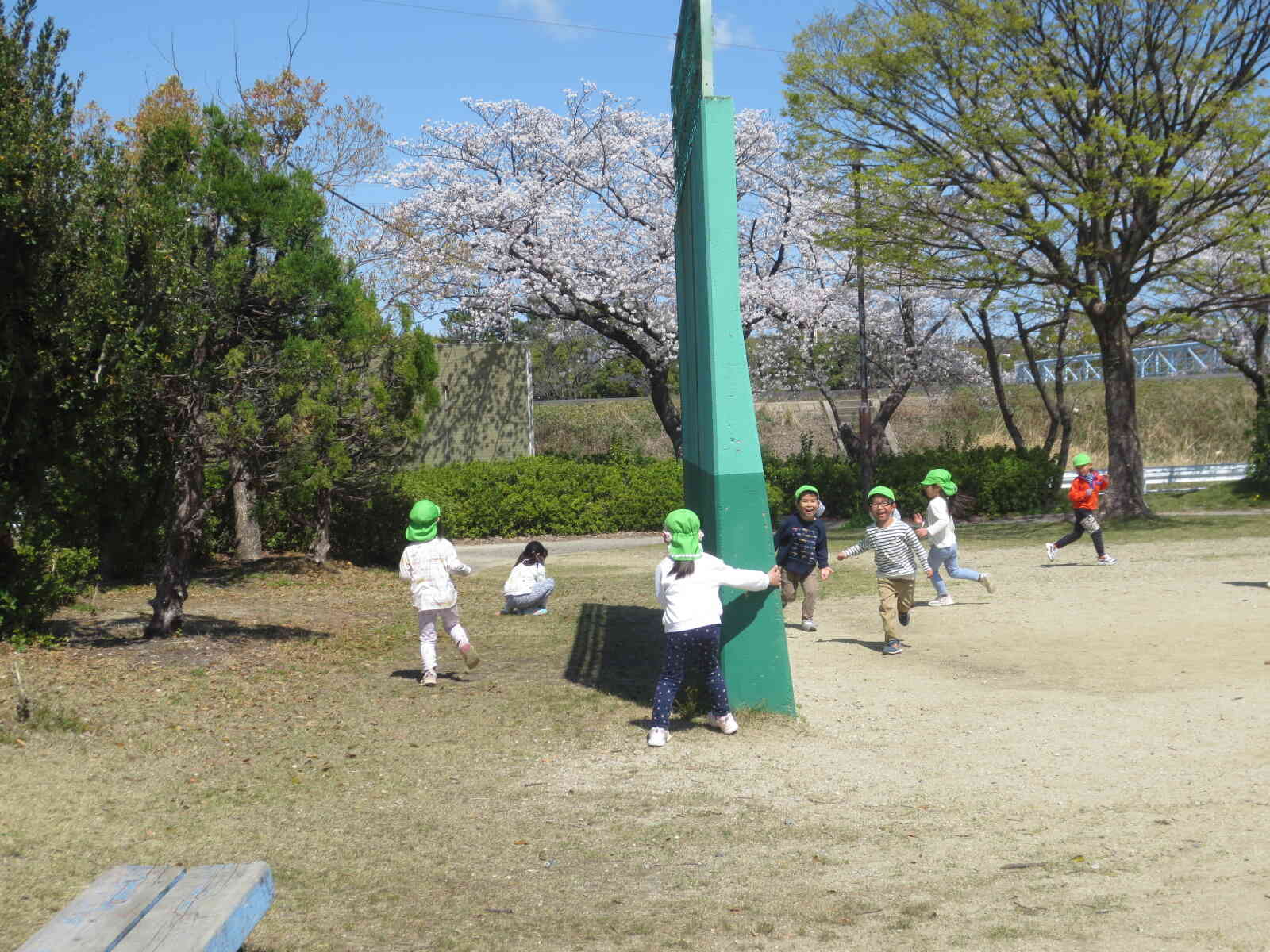 広場で思いっ切り鬼ごっこをする姿がみられました！