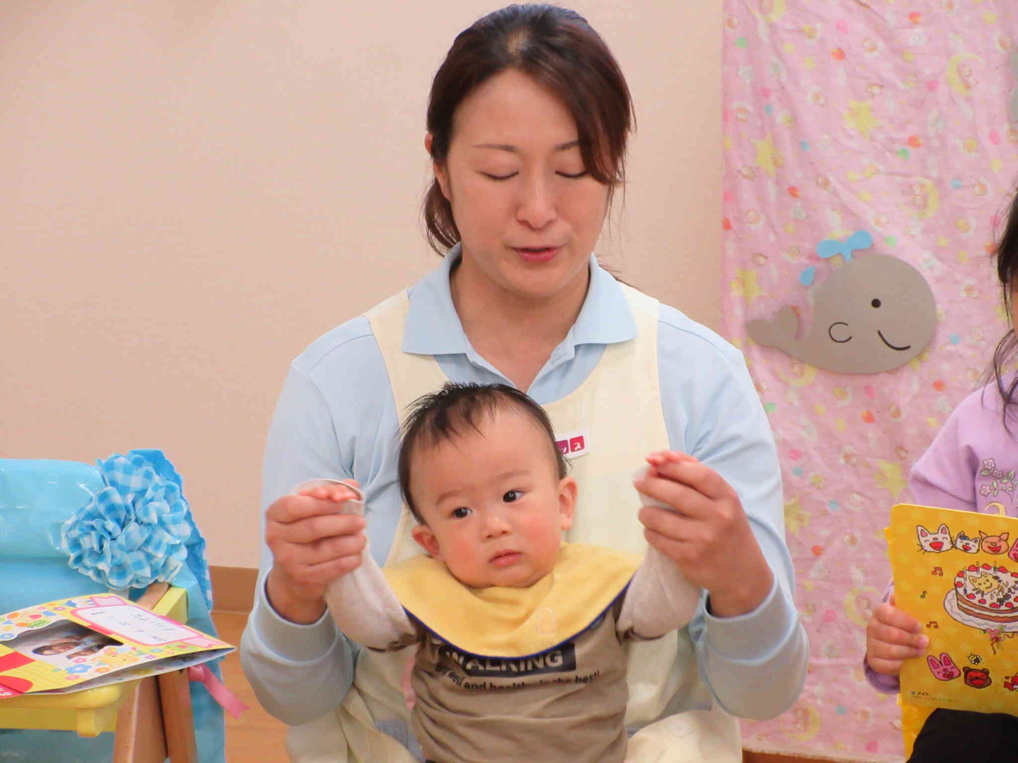 1歳を迎えたお友だちです。たくさんのお友だちに驚いて泣けてしまったけど、大好きな先生と一緒に楽しんでいました～。