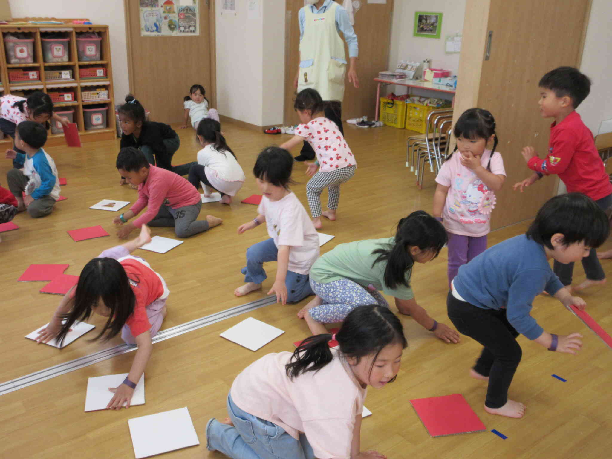 幼児クラスのお友だちは『紅白めくり』でした。お誕生月のお友だちが各チームのリーダーとなり大熱戦でした。